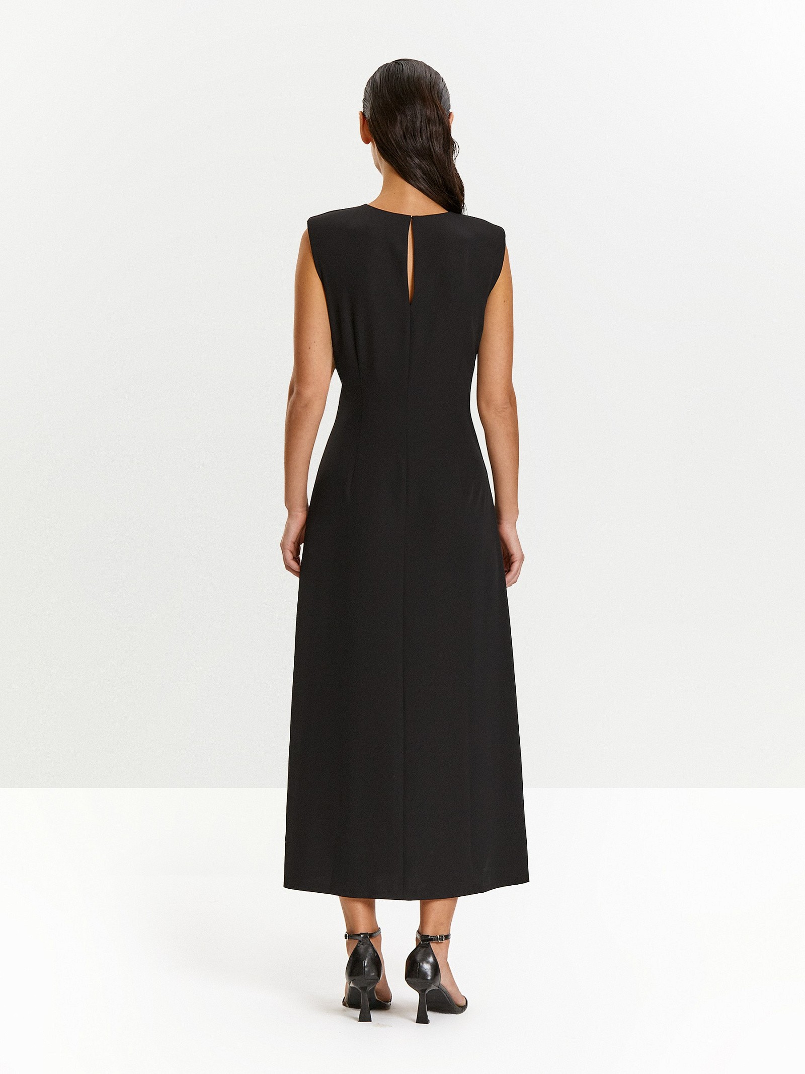 Платье без рукавов