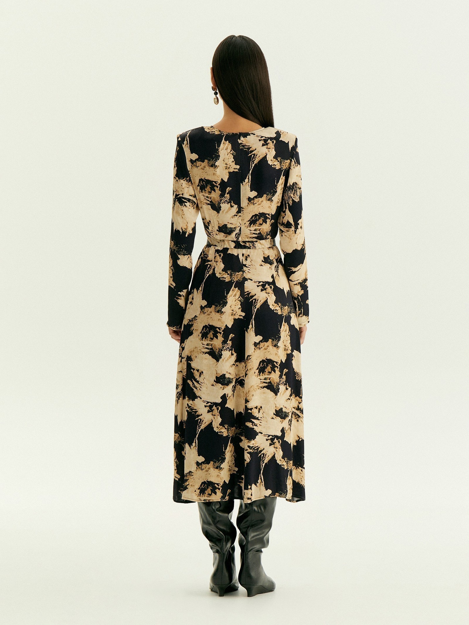 Платье с абстрактым принтом