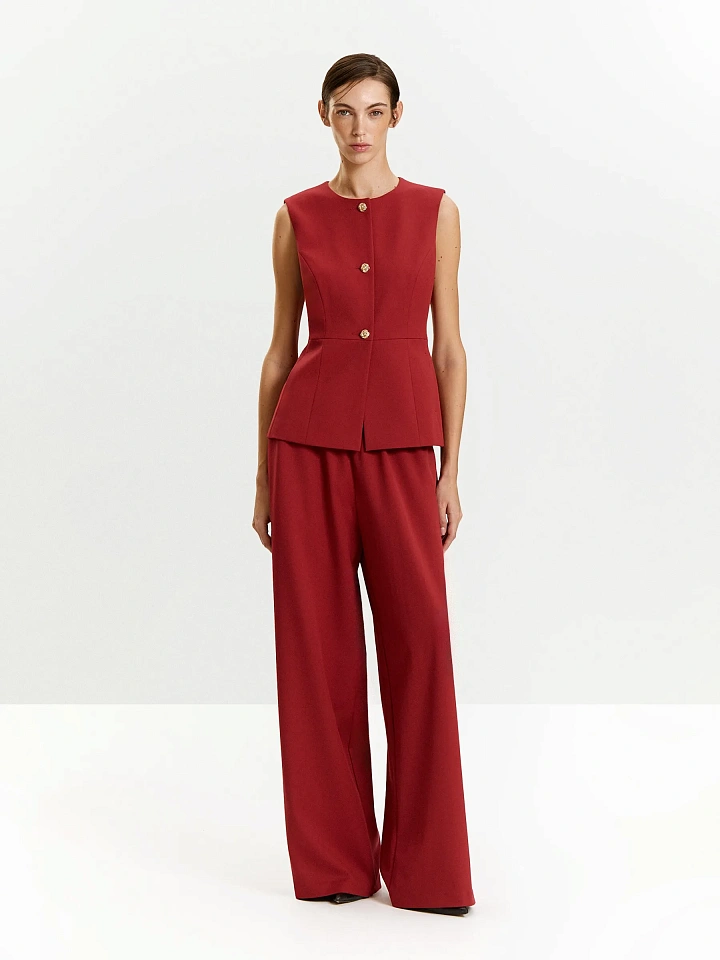 Жилет приталенного кроя