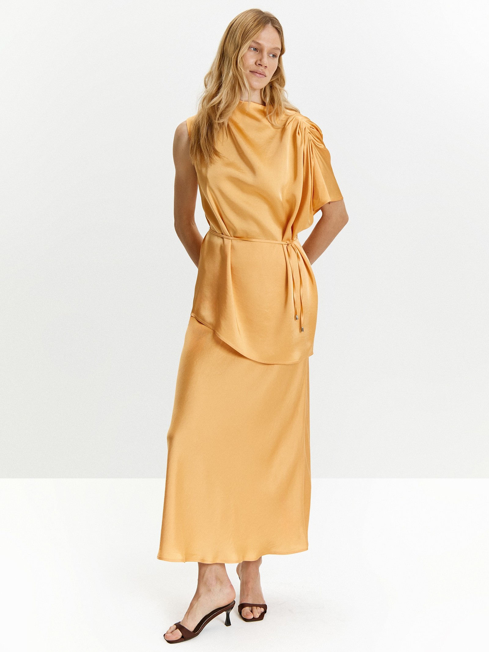 Блузка с поясом