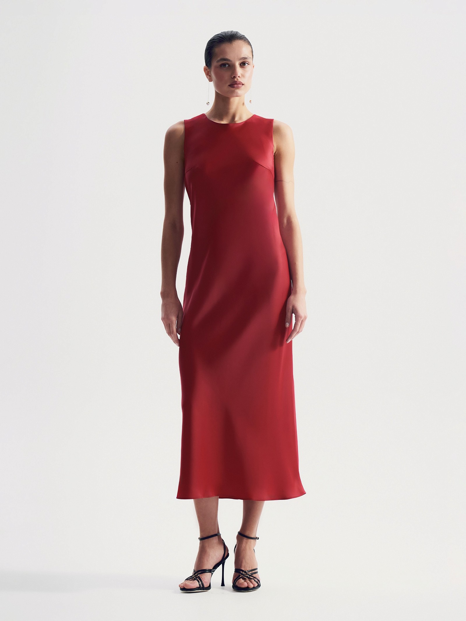 Платье без рукавов