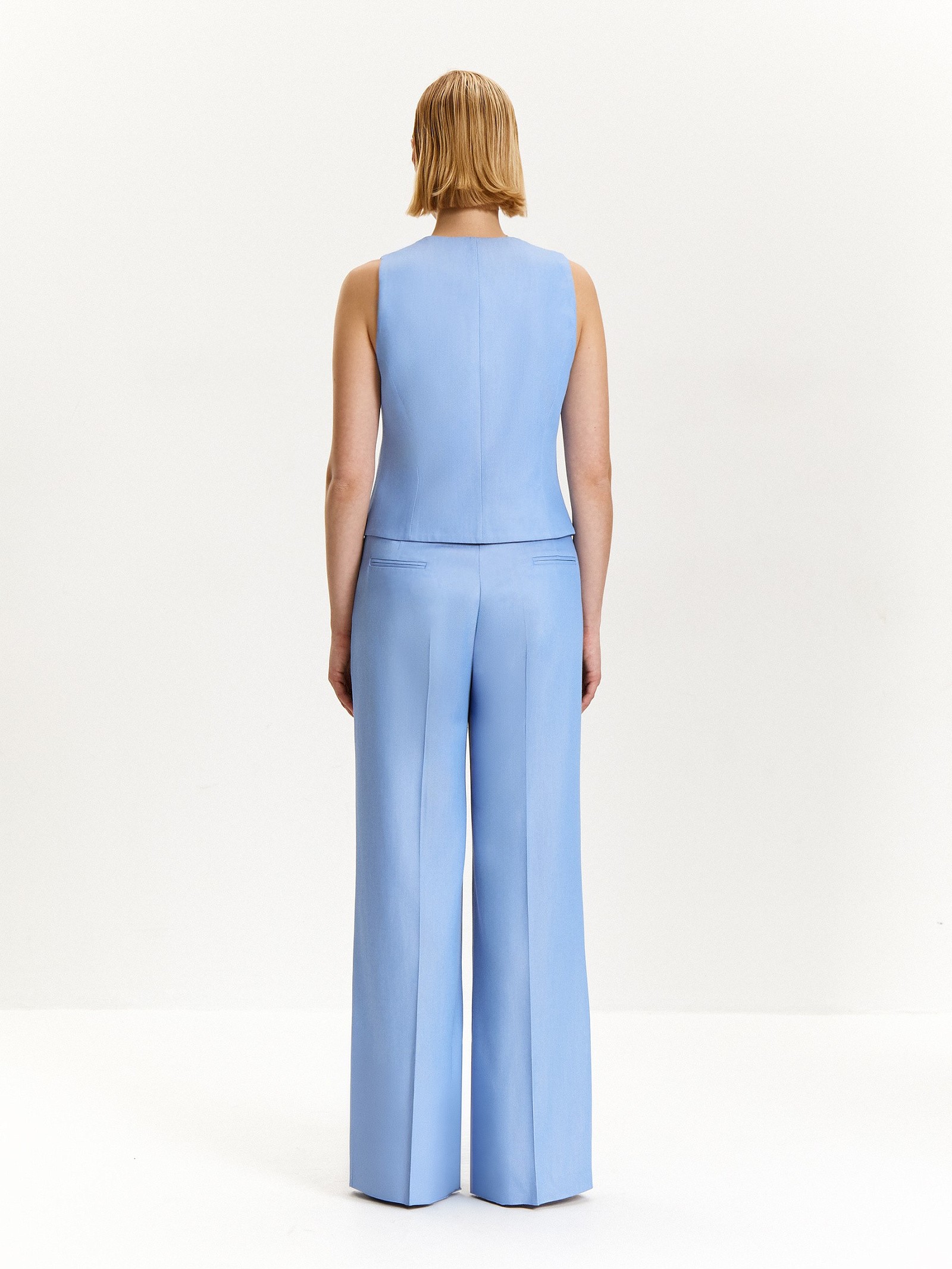 Жилет приталенного кроя