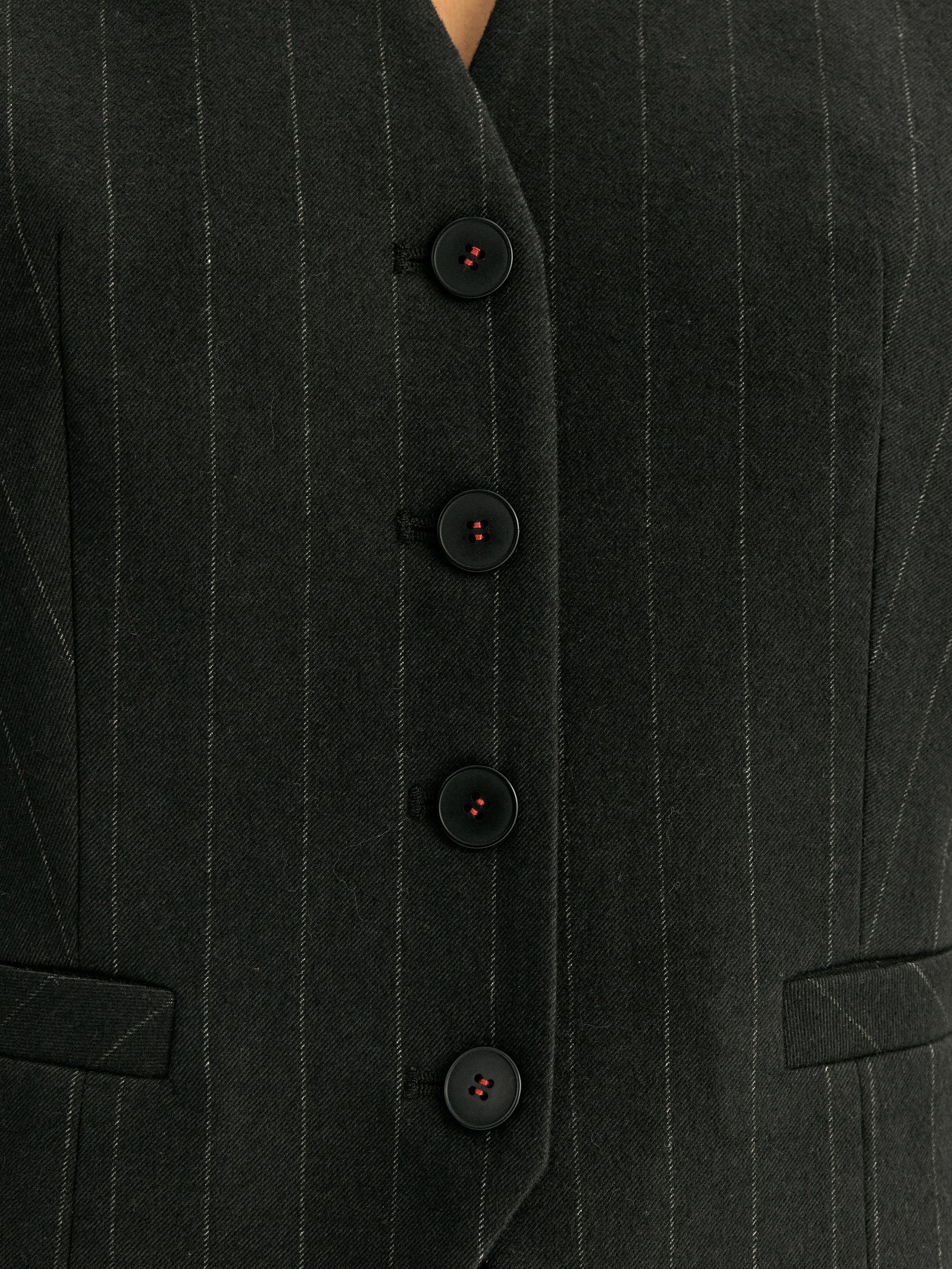 Жилет приталенного кроя