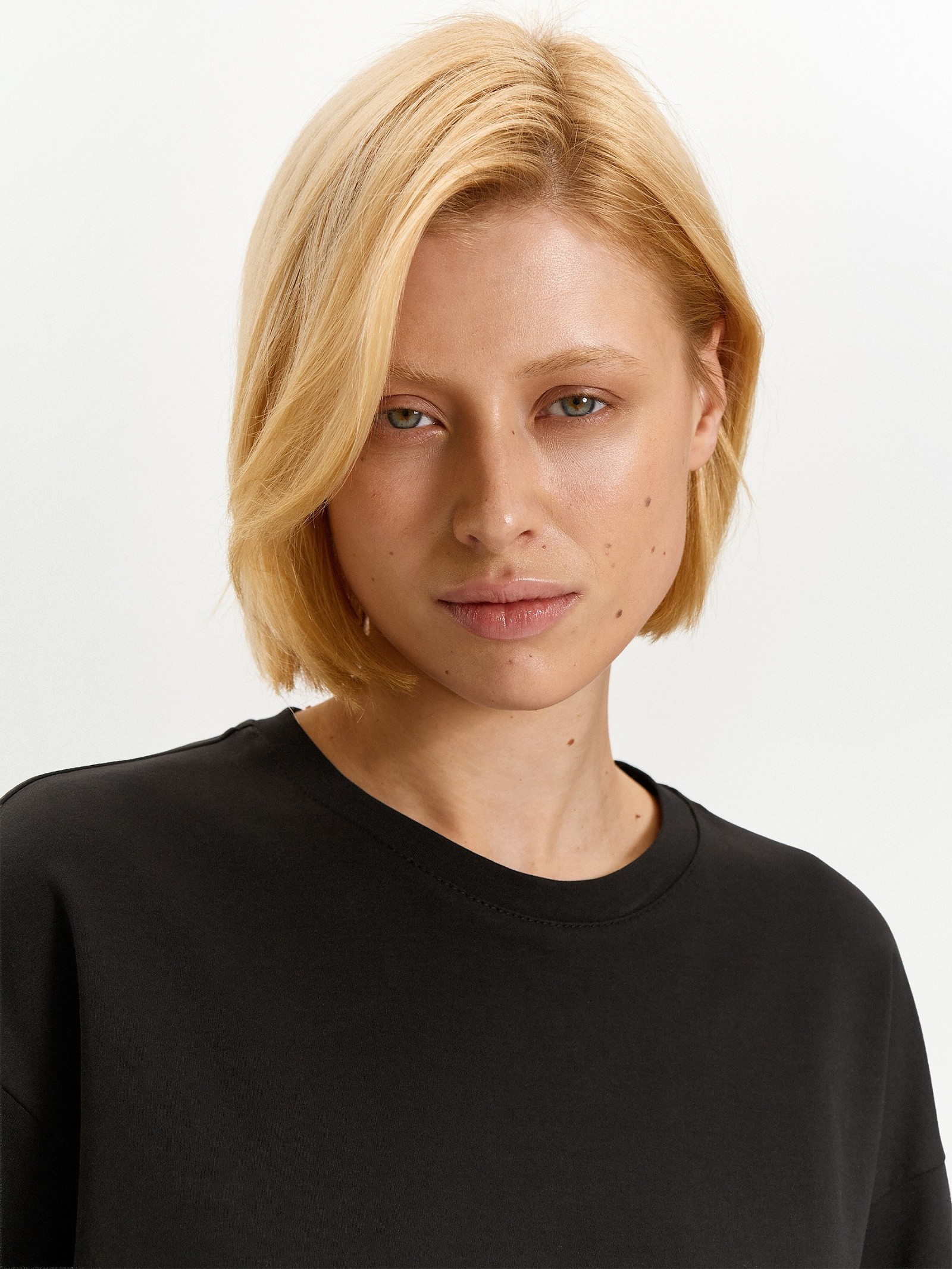 Футболка со спущенным плечом