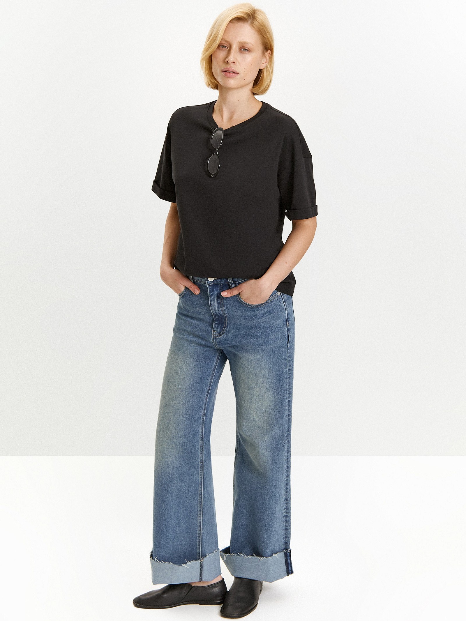 Футболка со спущенным плечом