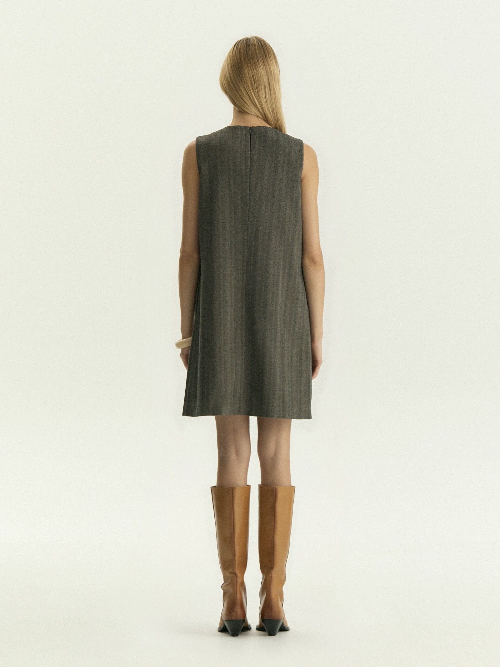 Платье без рукавов