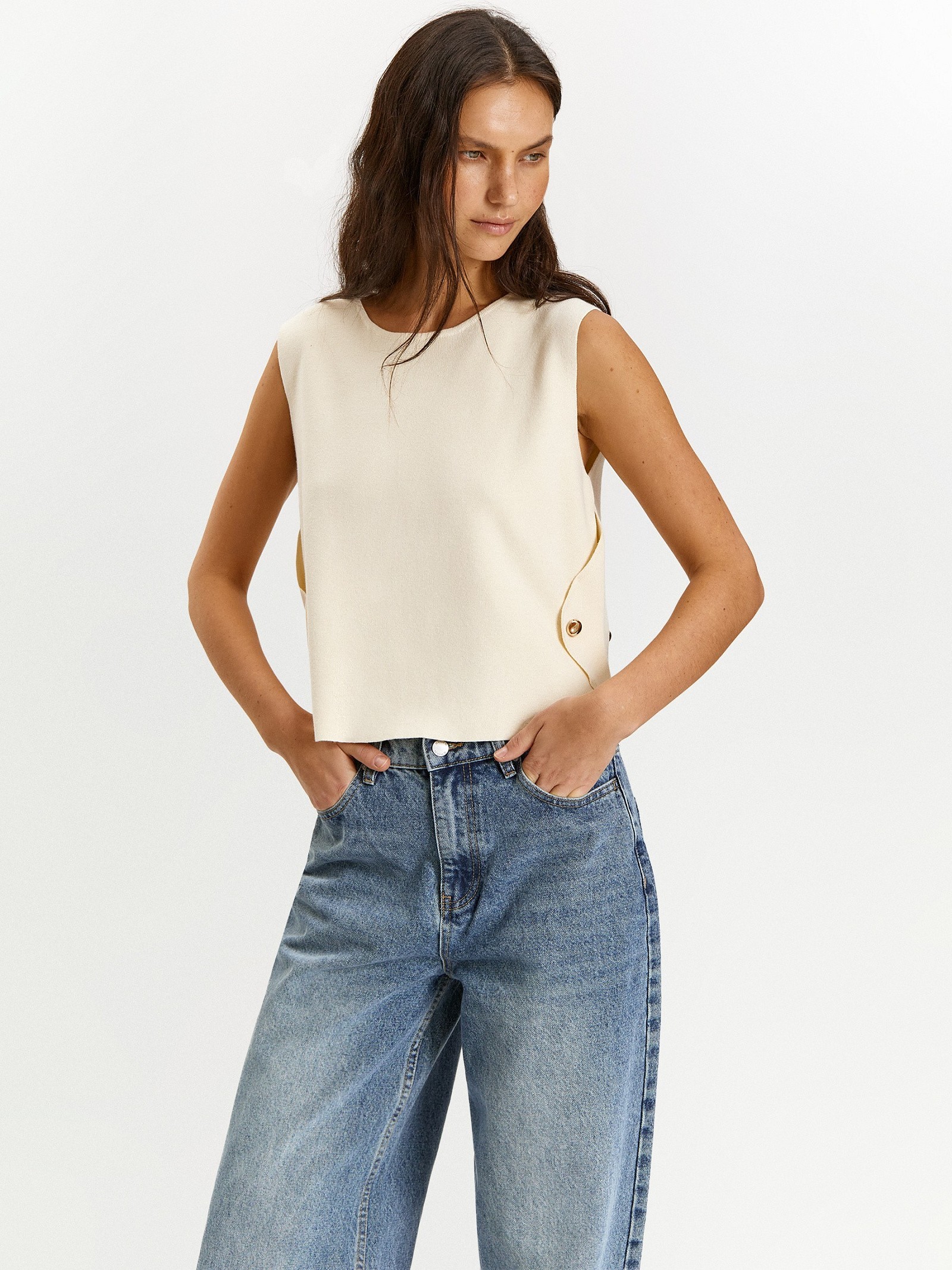 Жилет с акцентными пуговицами