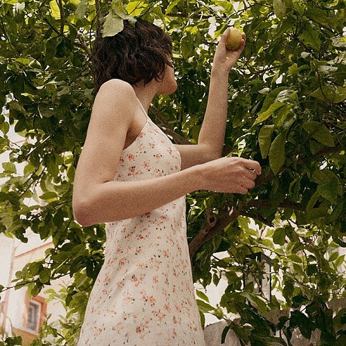 Какие сезонные скидки и акции применять в торговле женской одежды