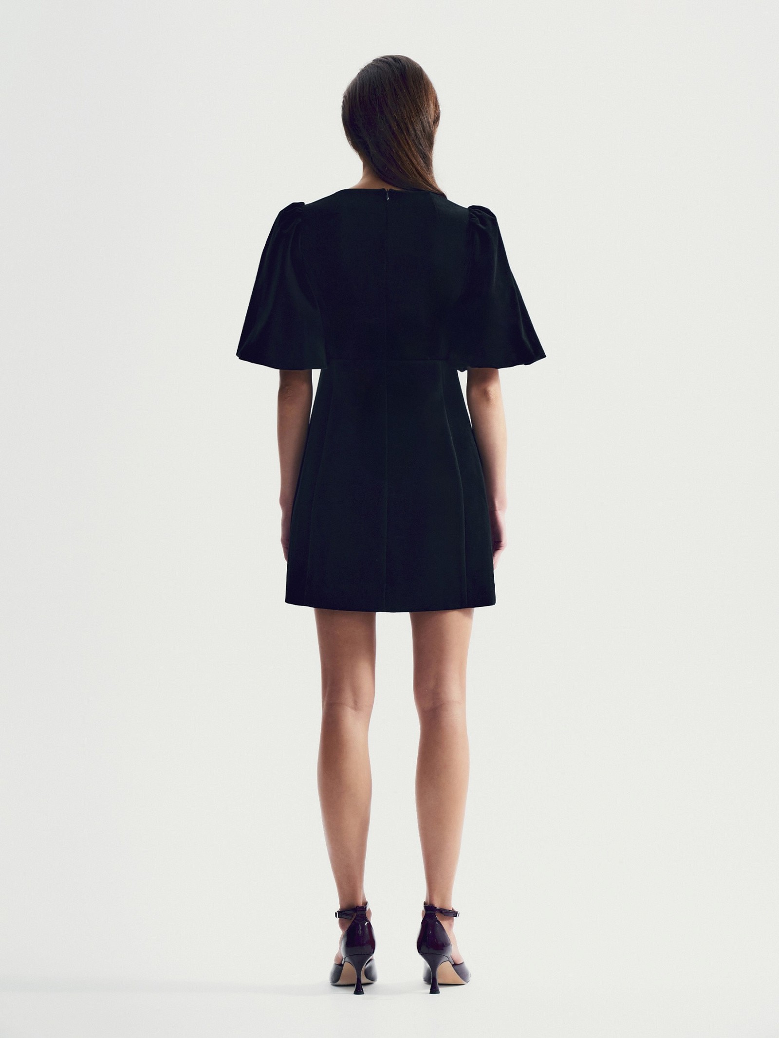 Платье с объемными рукавами