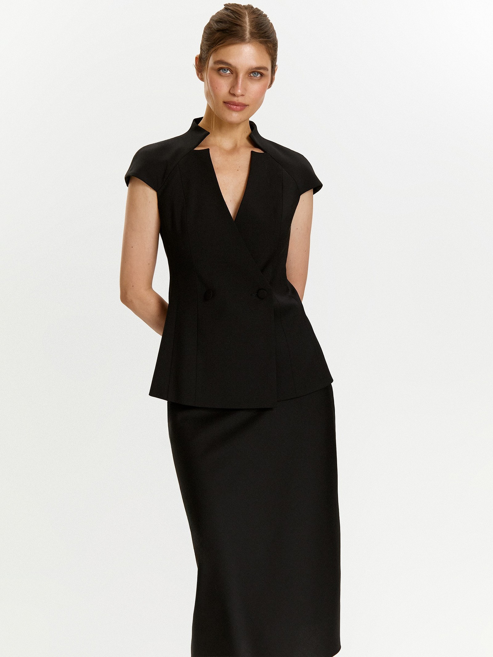 Жилет приталенного кроя