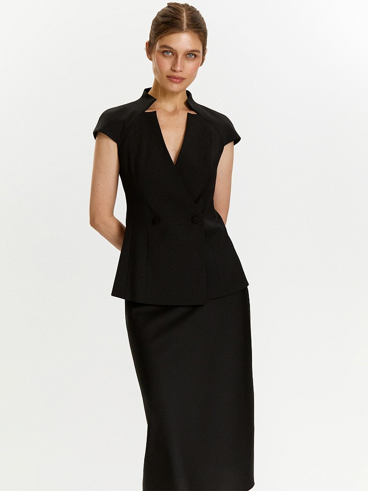 Жилет приталенного кроя