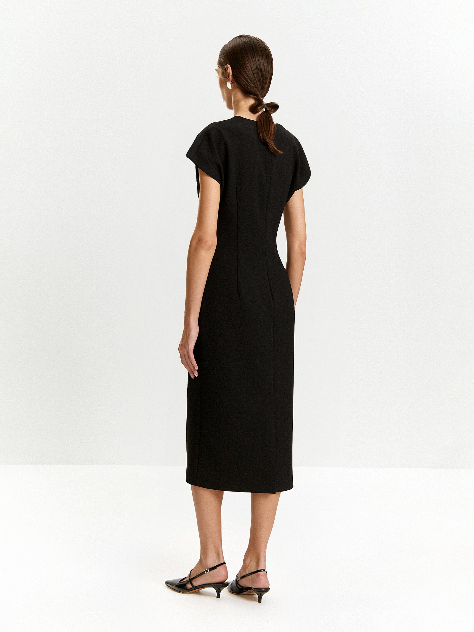 Платье приталенного силуэта