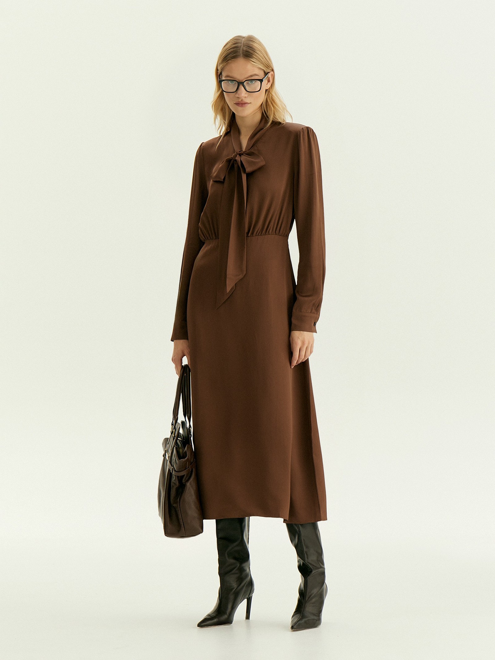 Платье миди с воротником-бантом из 100% вискозы