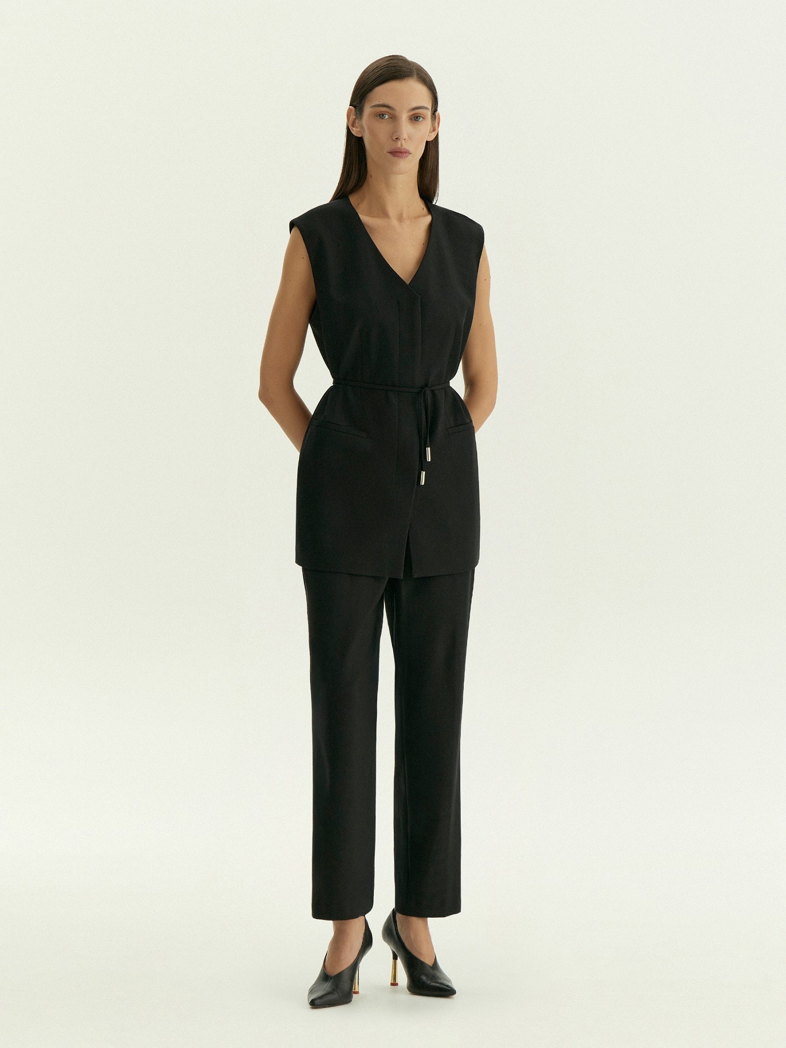 Жилет из костюмной шерсти с поясом