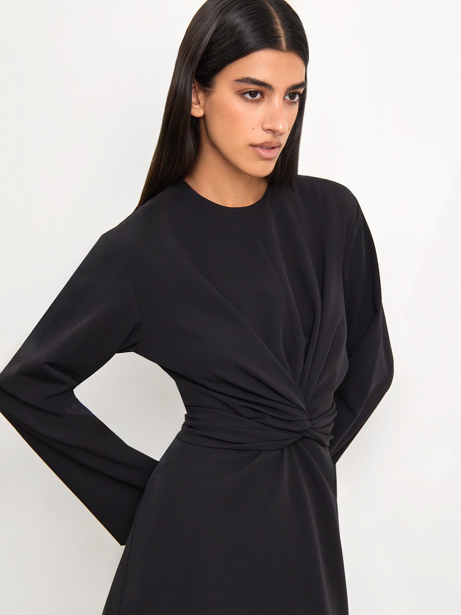 Платье приталенного кроя