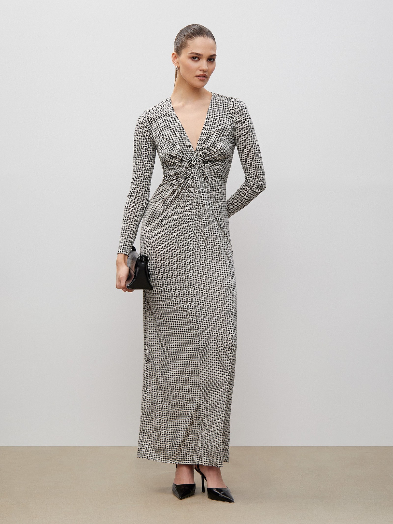 Платье приталенного кроя