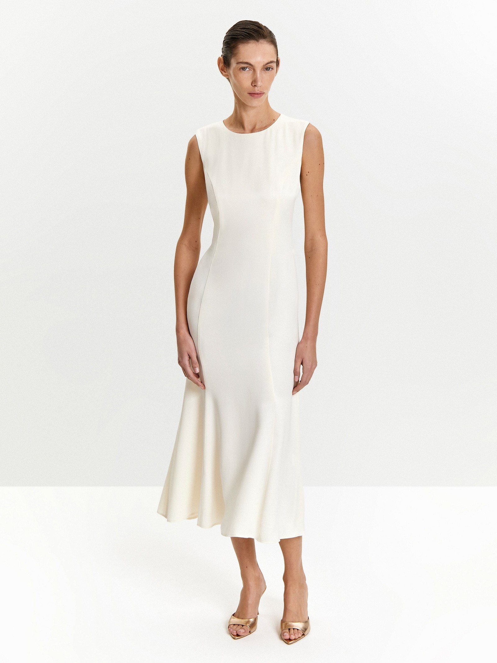 Платье без рукавов