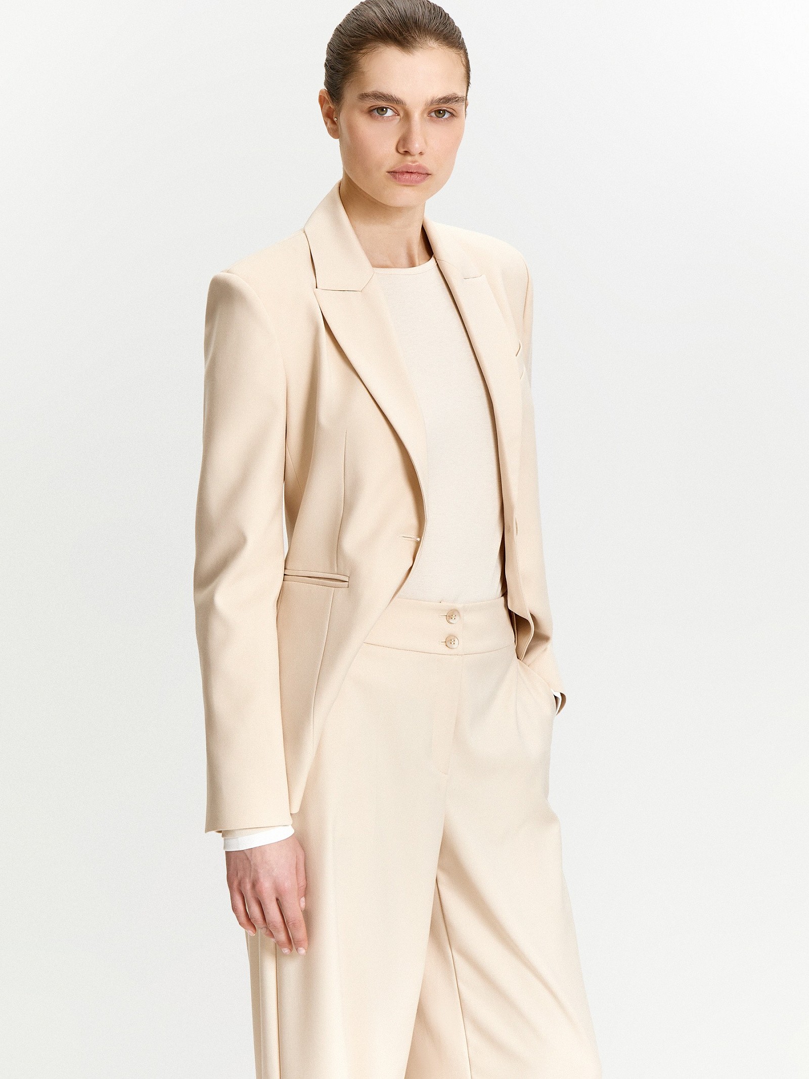 Однобортный жакет приталенного кроя