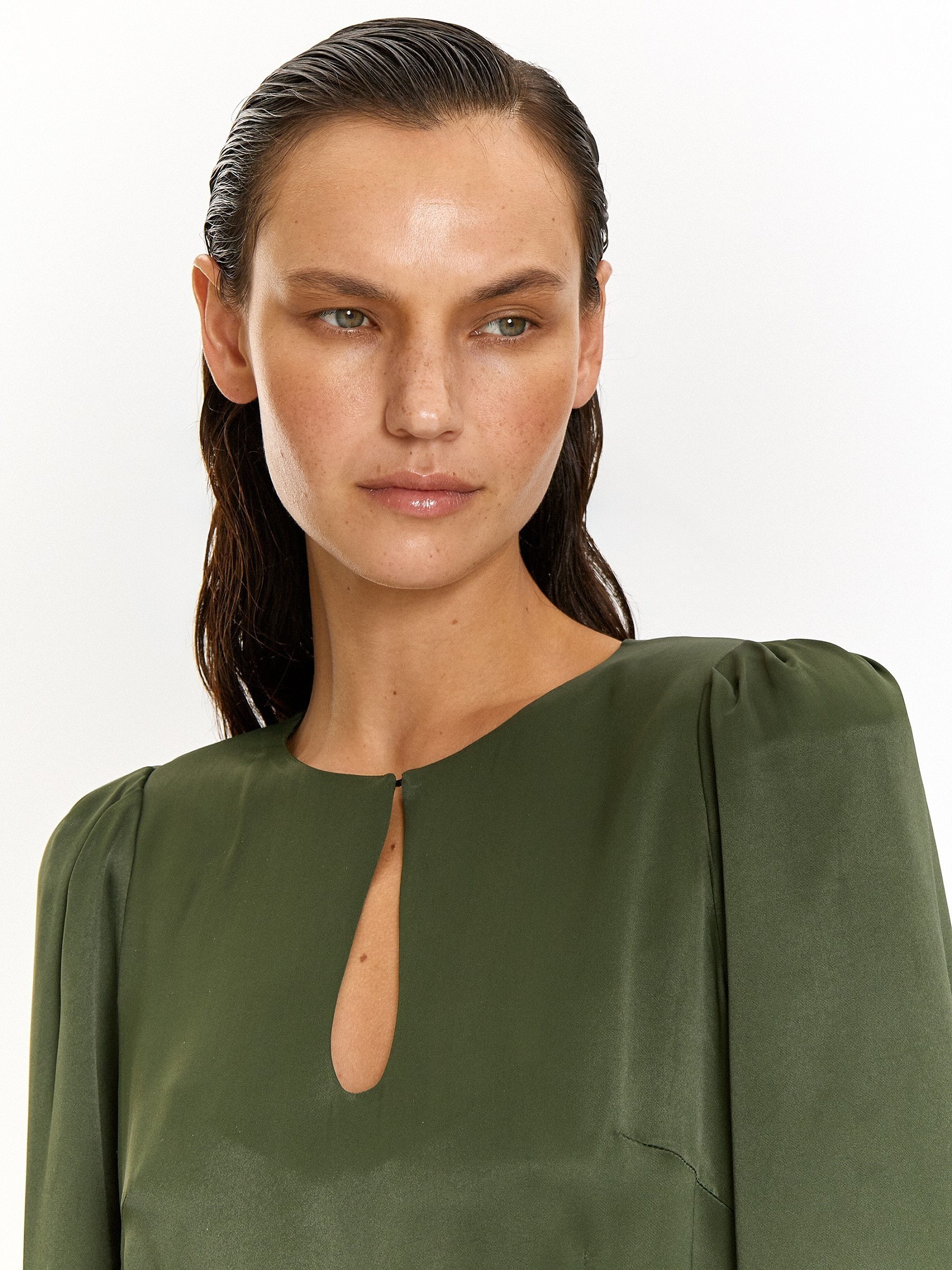 Платье приталенного силуэта