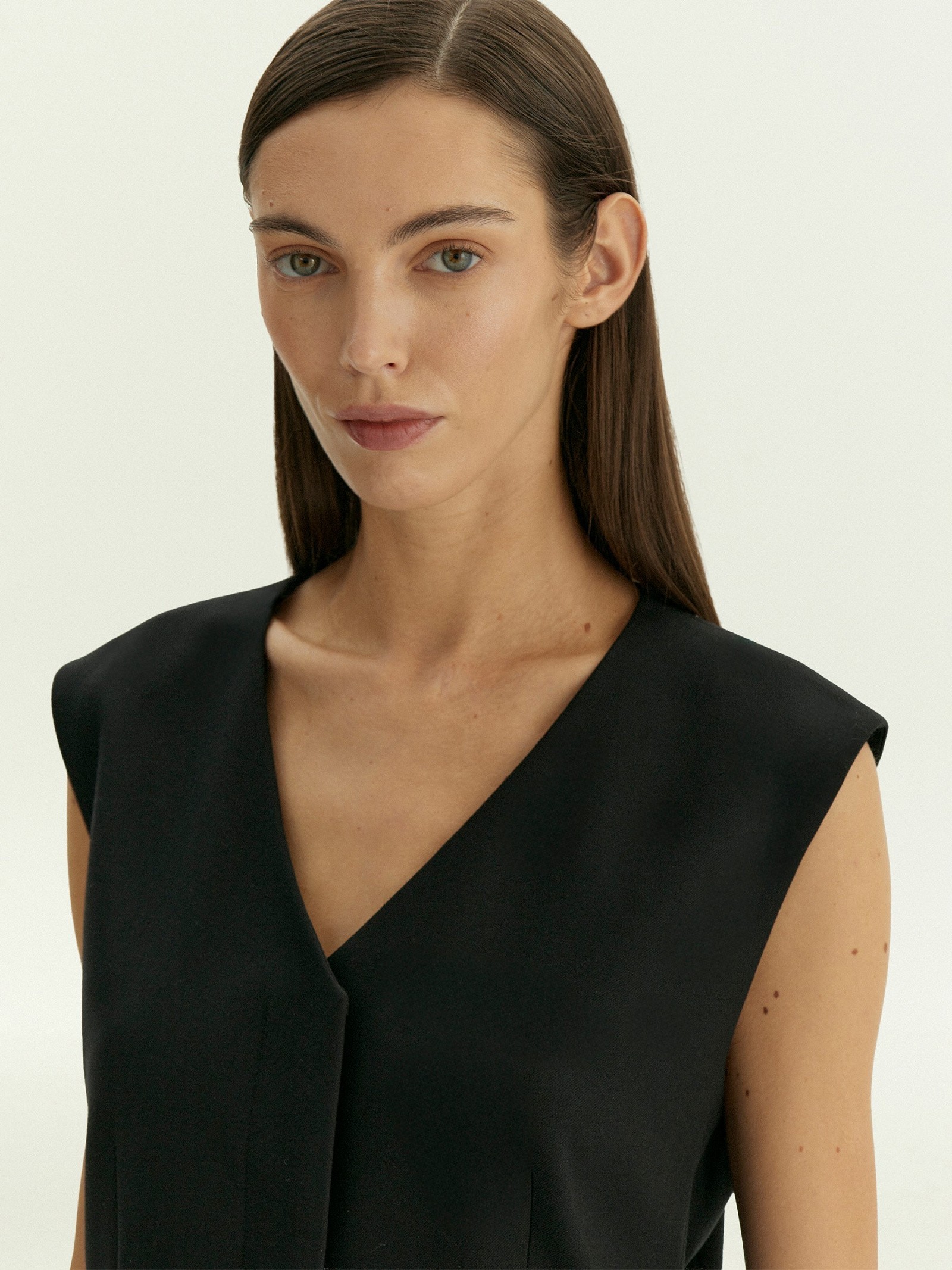 Жилет из костюмной шерсти с поясом