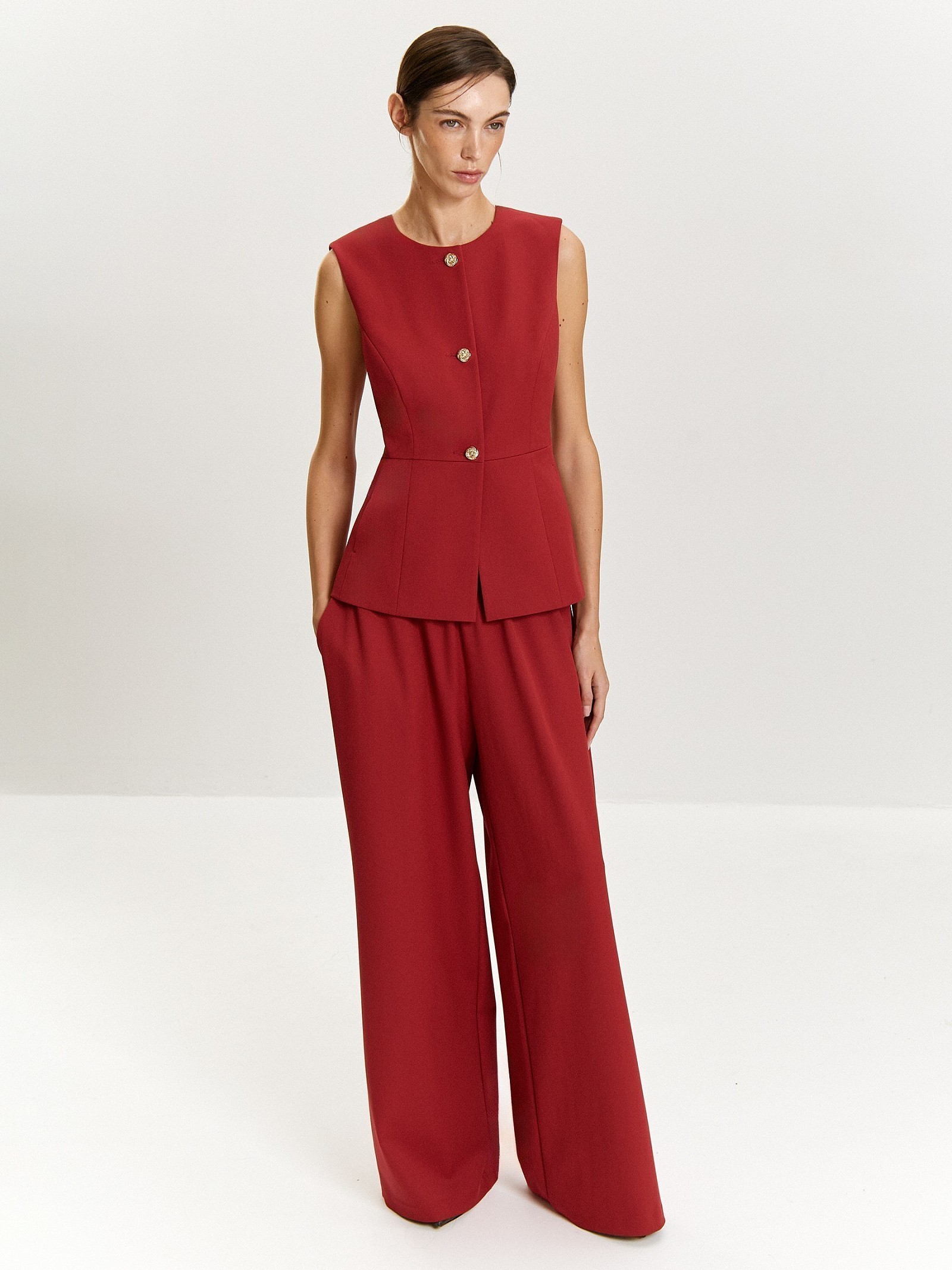 Жилет приталенного кроя