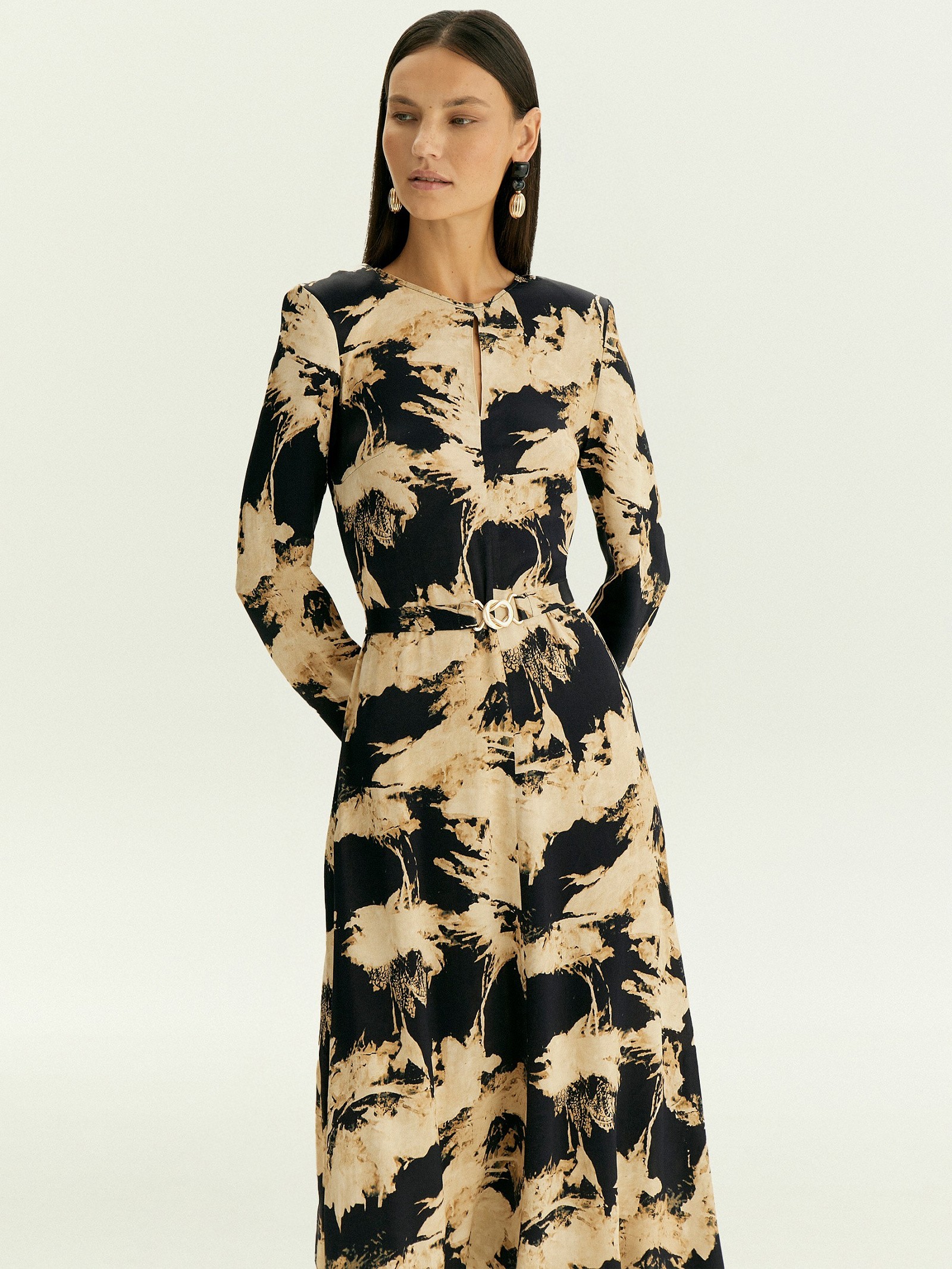 Платье с абстрактым принтом