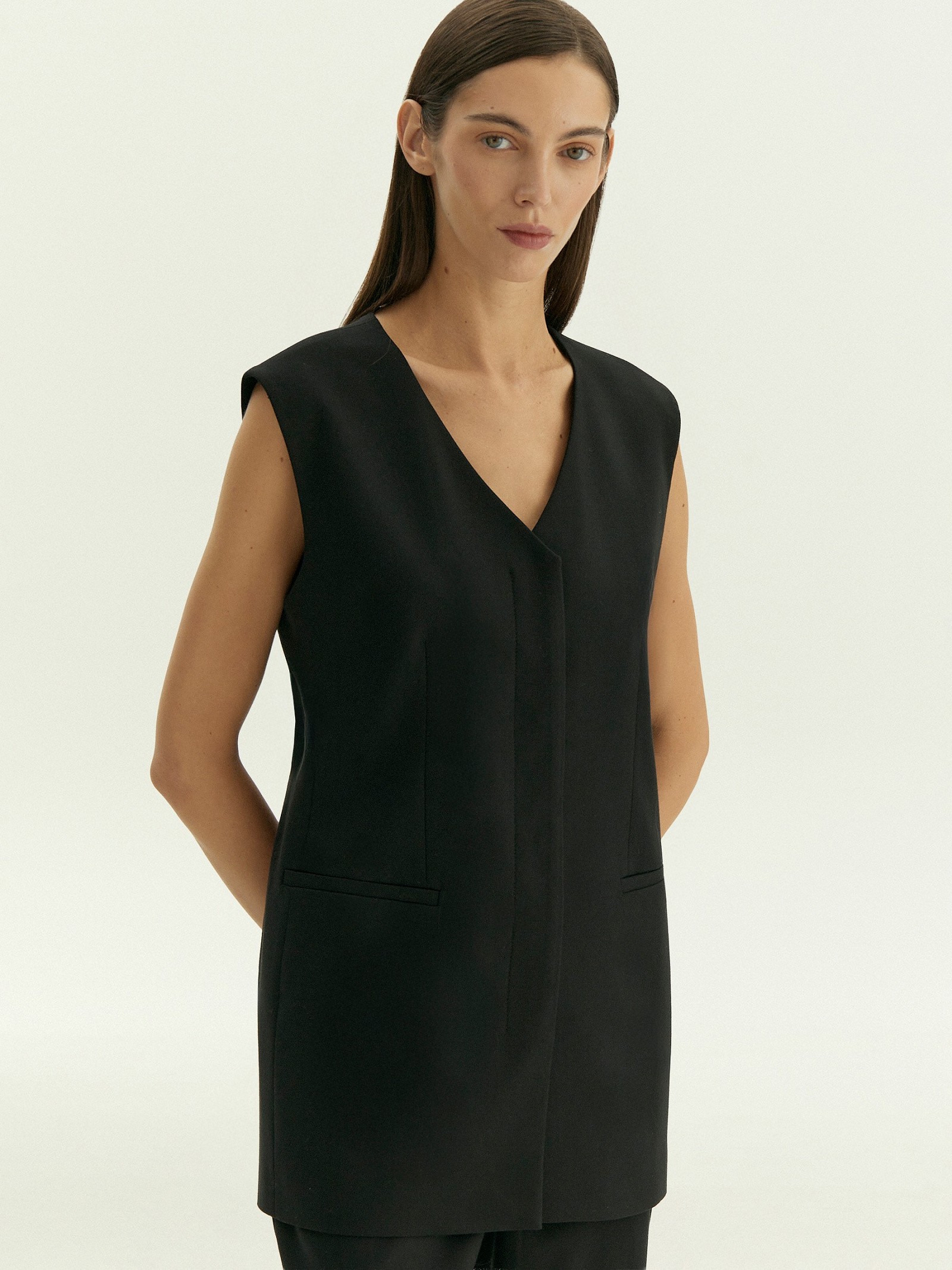 Жилет из костюмной шерсти с поясом