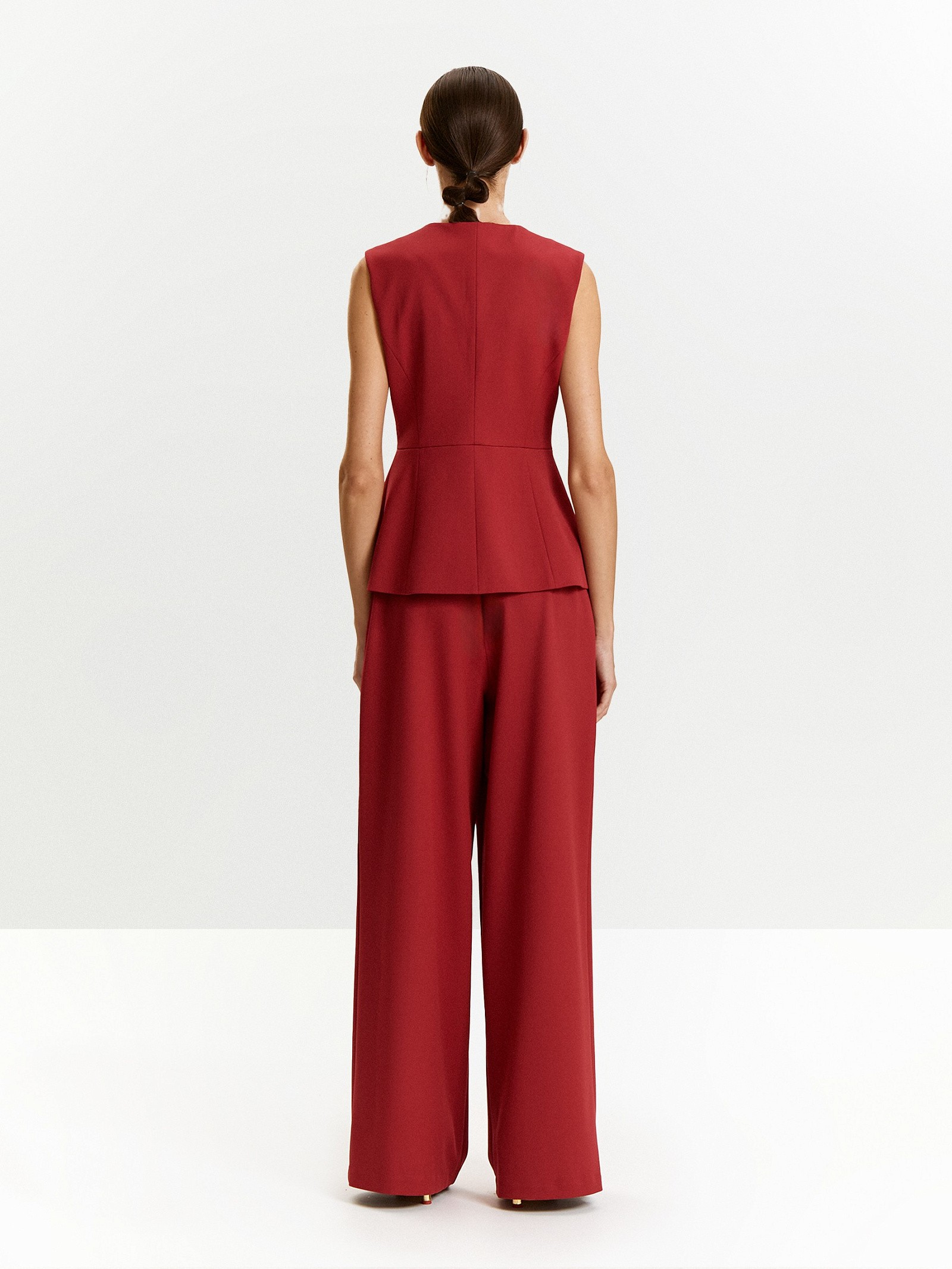 Жилет приталенного кроя