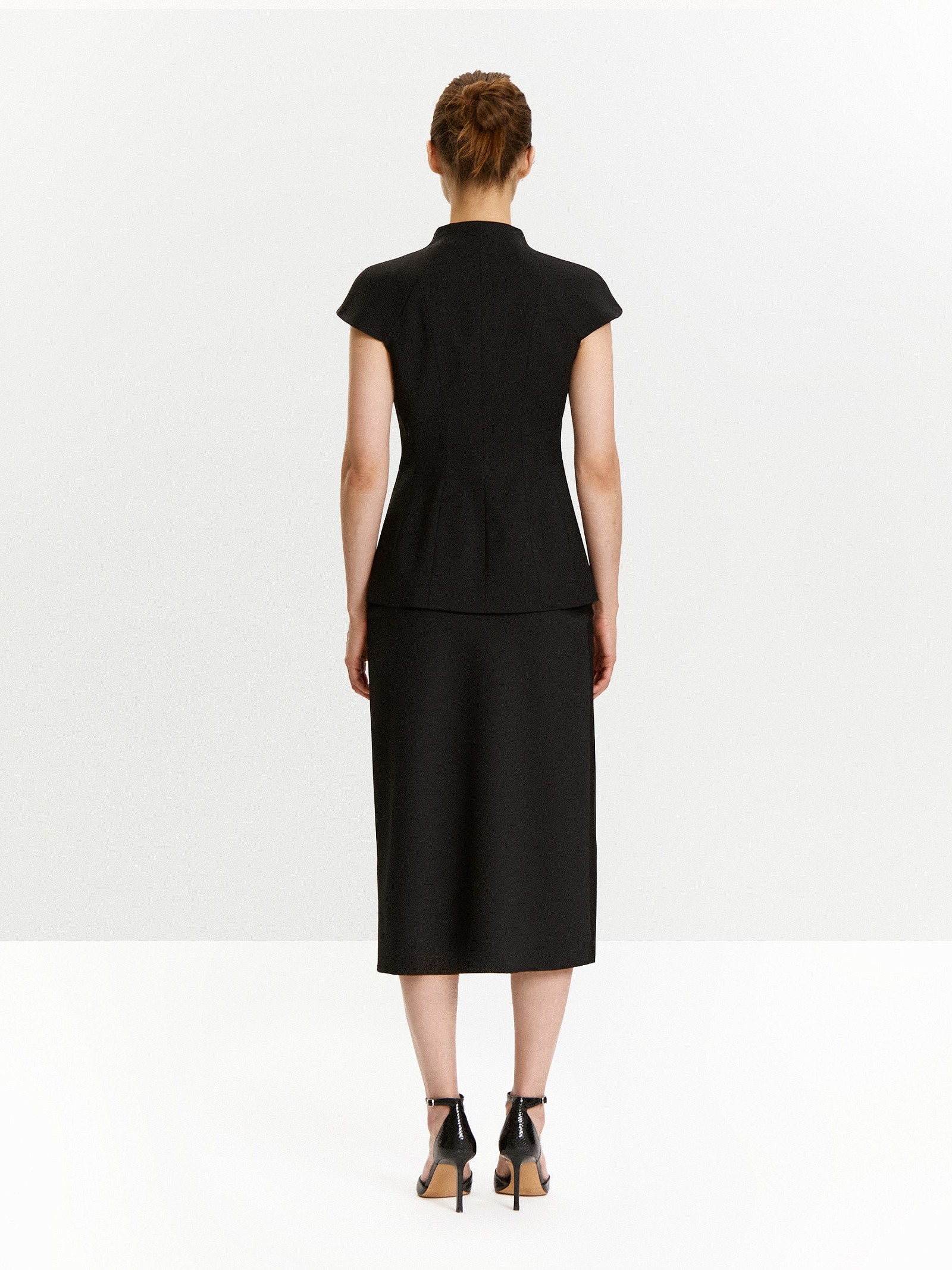 Жилет приталенного кроя