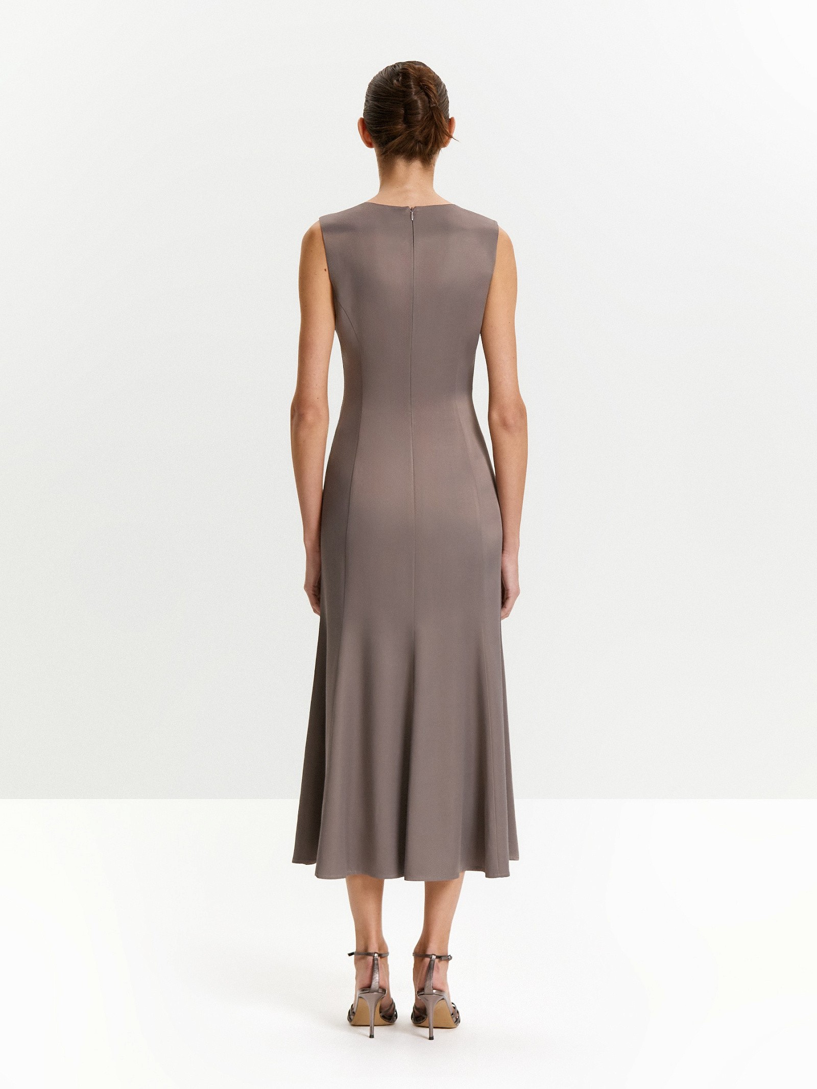 Платье без рукавов