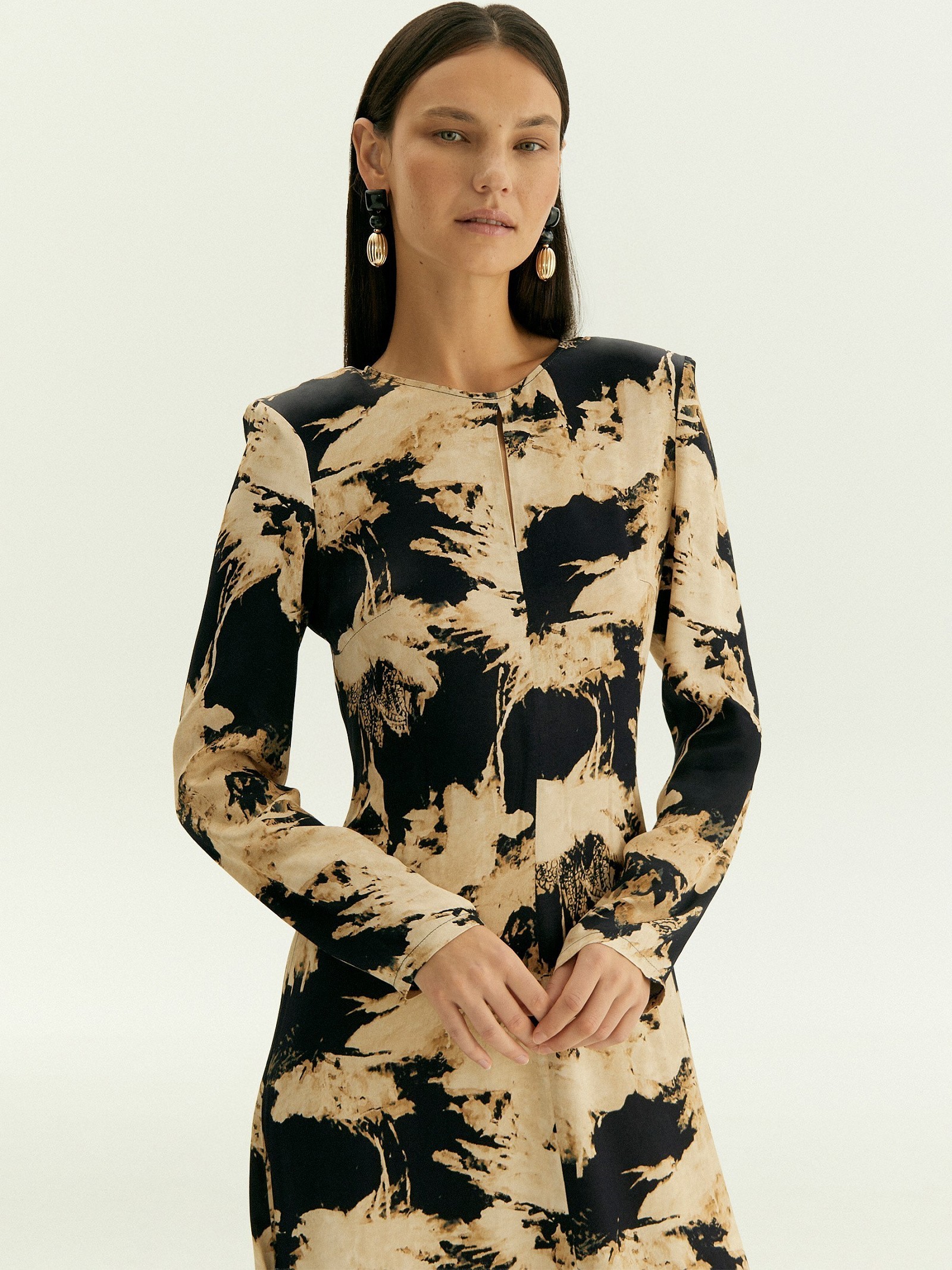 Платье с абстрактым принтом