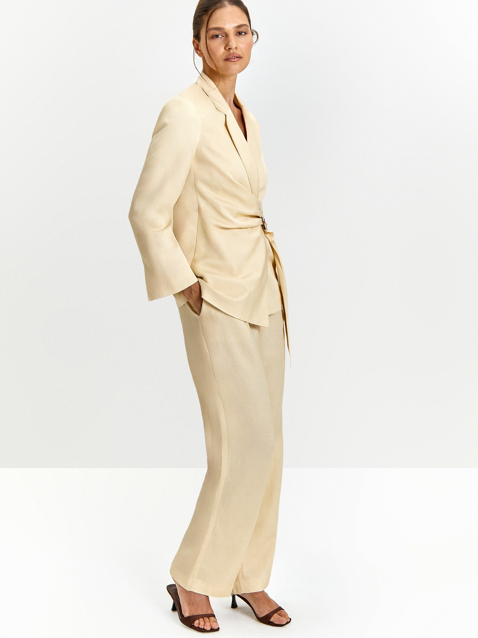 Брюки широкого кроя с защипами с добавлением льна