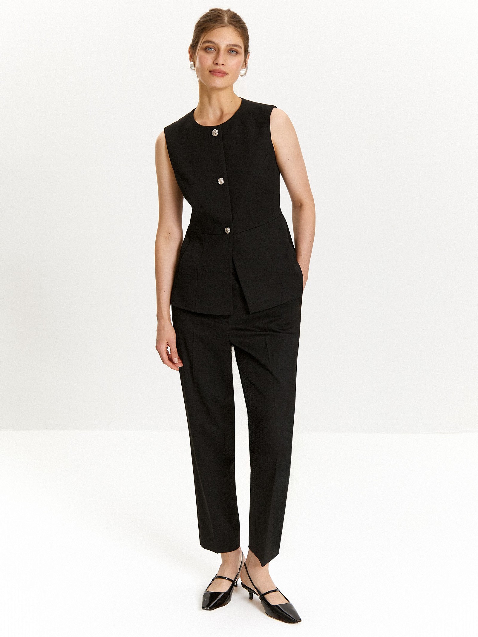 Жилет приталенного кроя