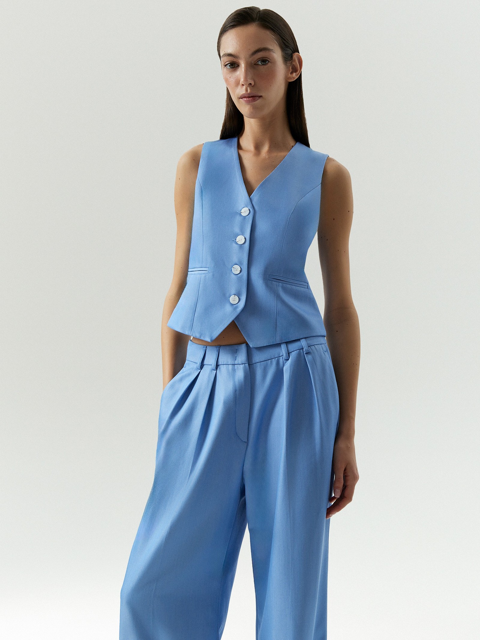 Жилет приталенного кроя