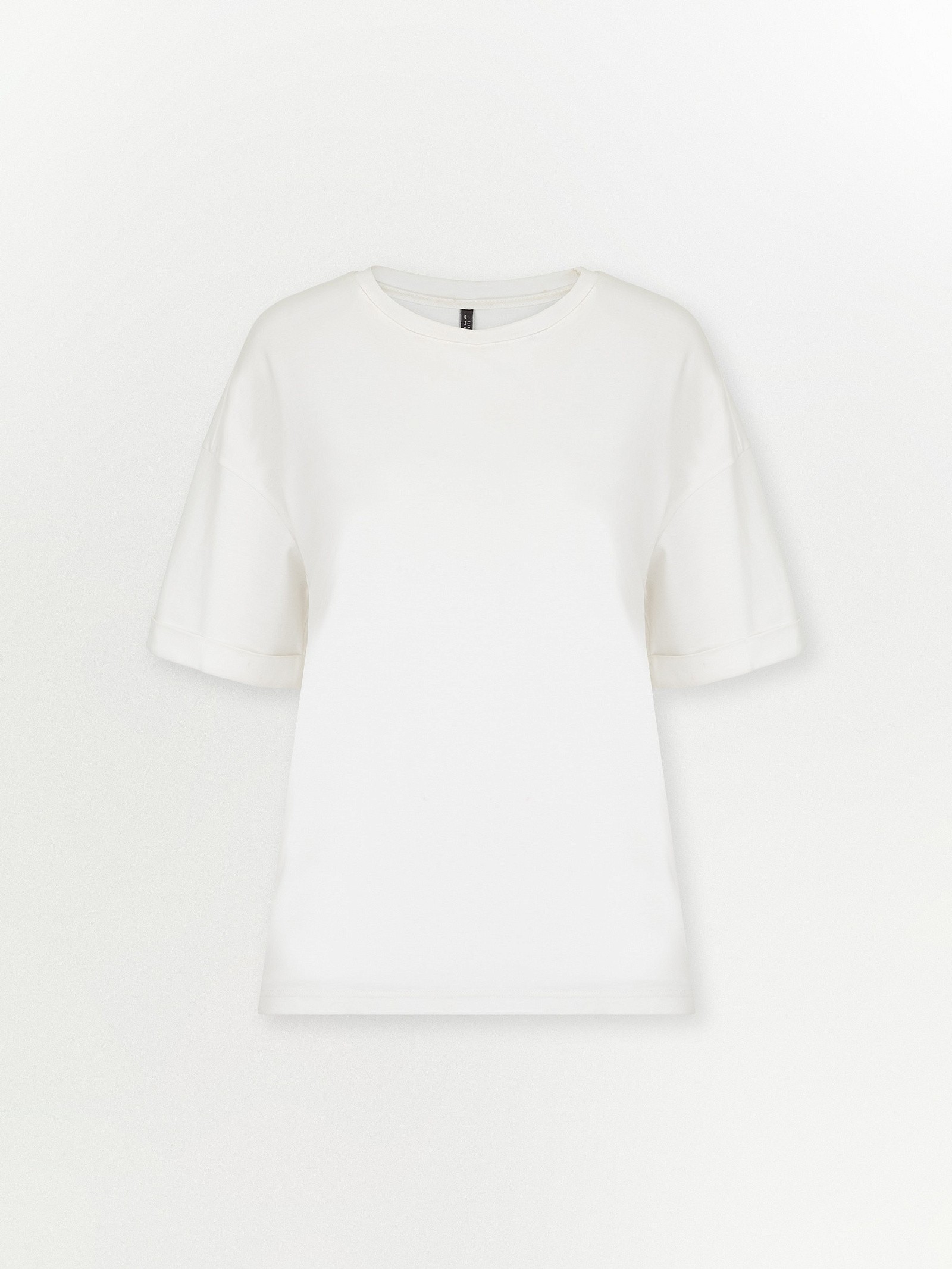 Трикотажная футболка со спущенным плечом