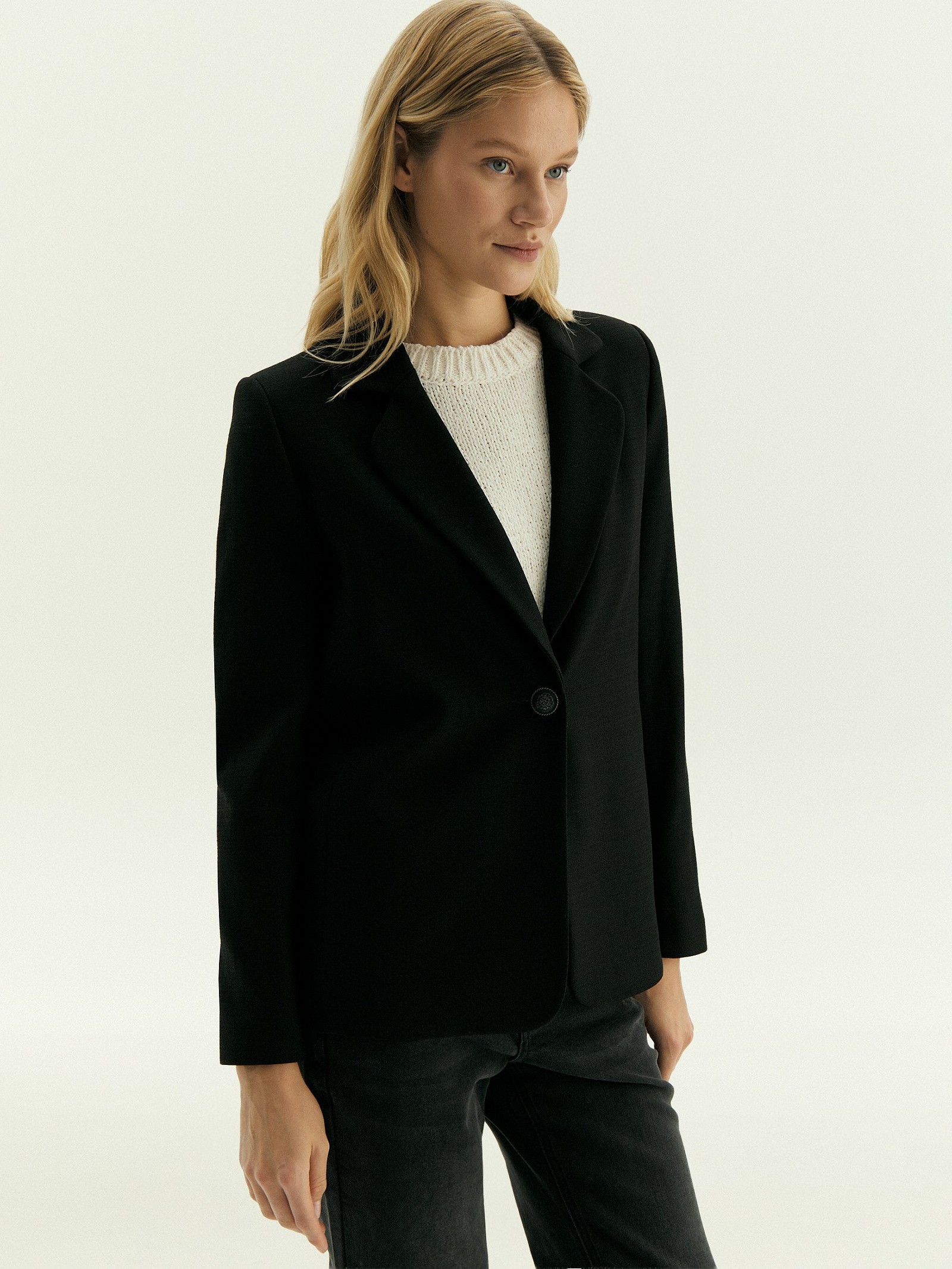 Однобортный жакет приталенного кроя