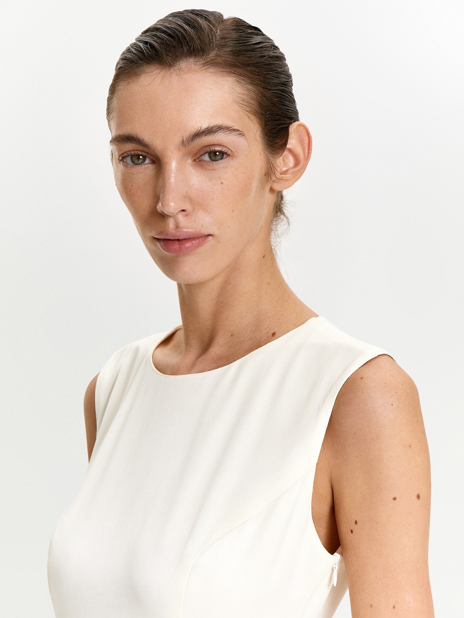 Платье без рукавов