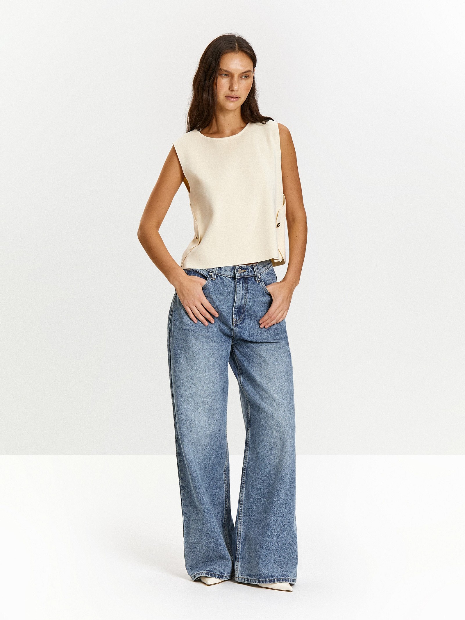 Жилет с акцентными пуговицами