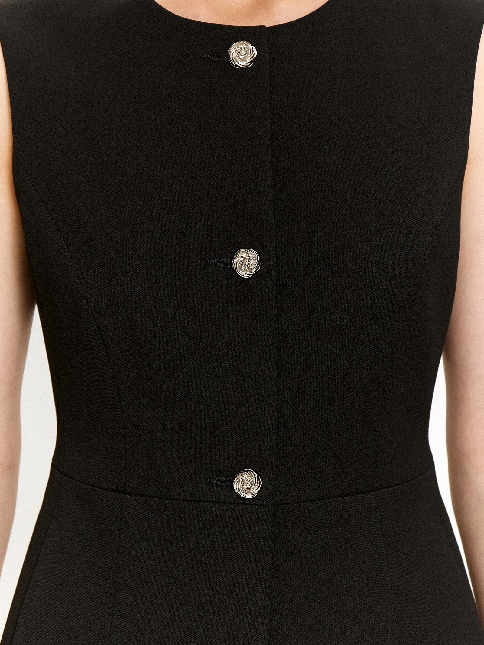 Жилет приталенного кроя