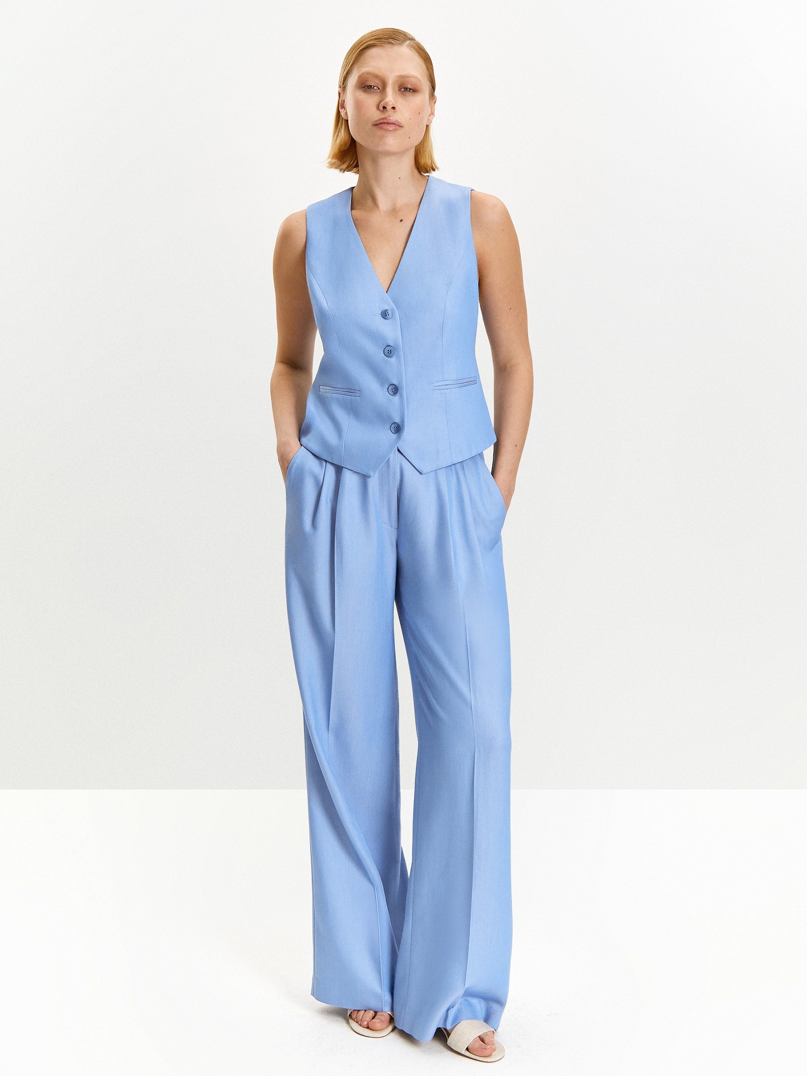 Жилет приталенного кроя