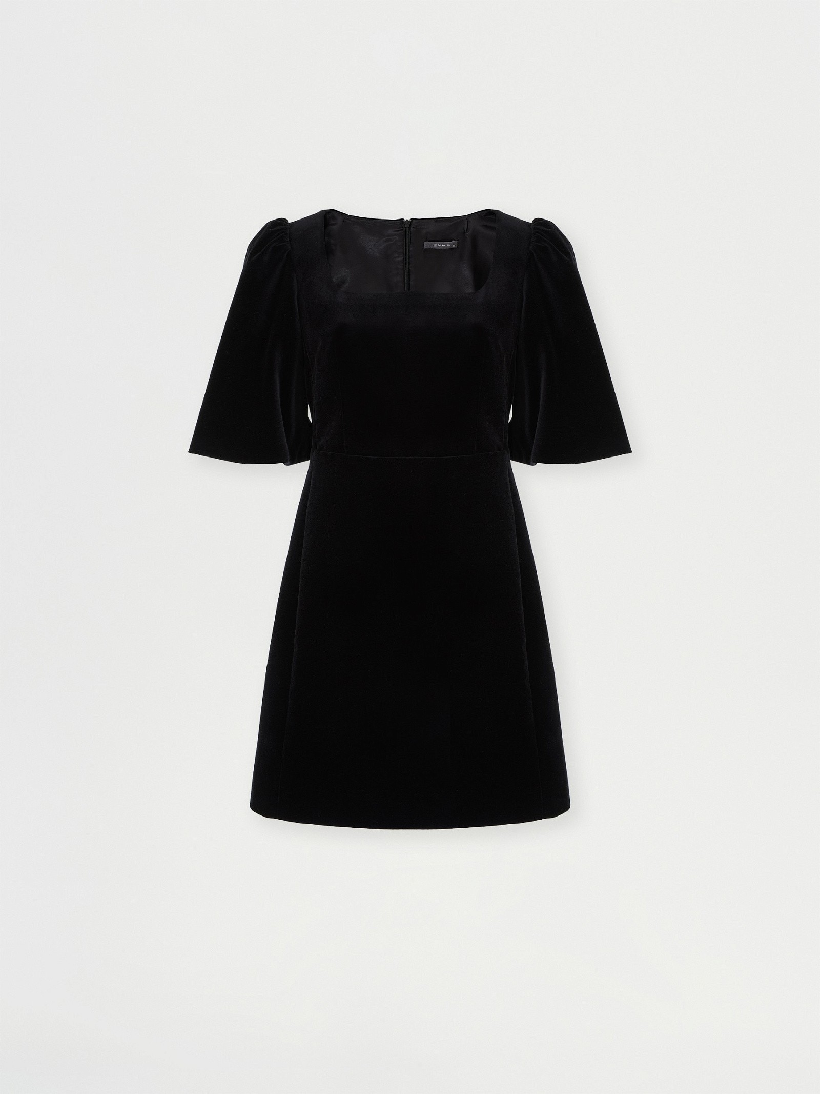 Платье с объемными рукавами