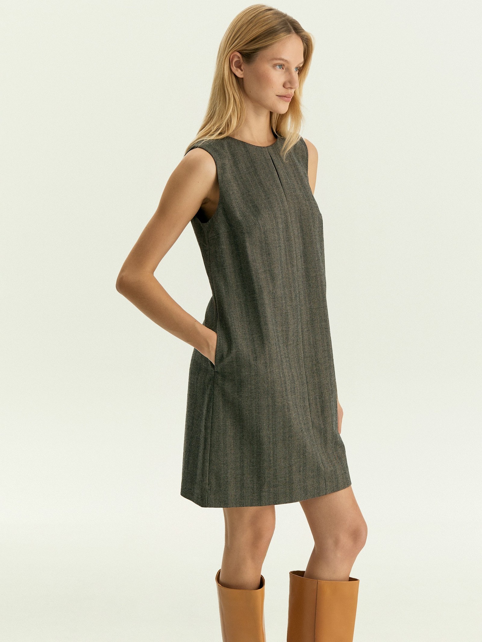 Платье без рукавов