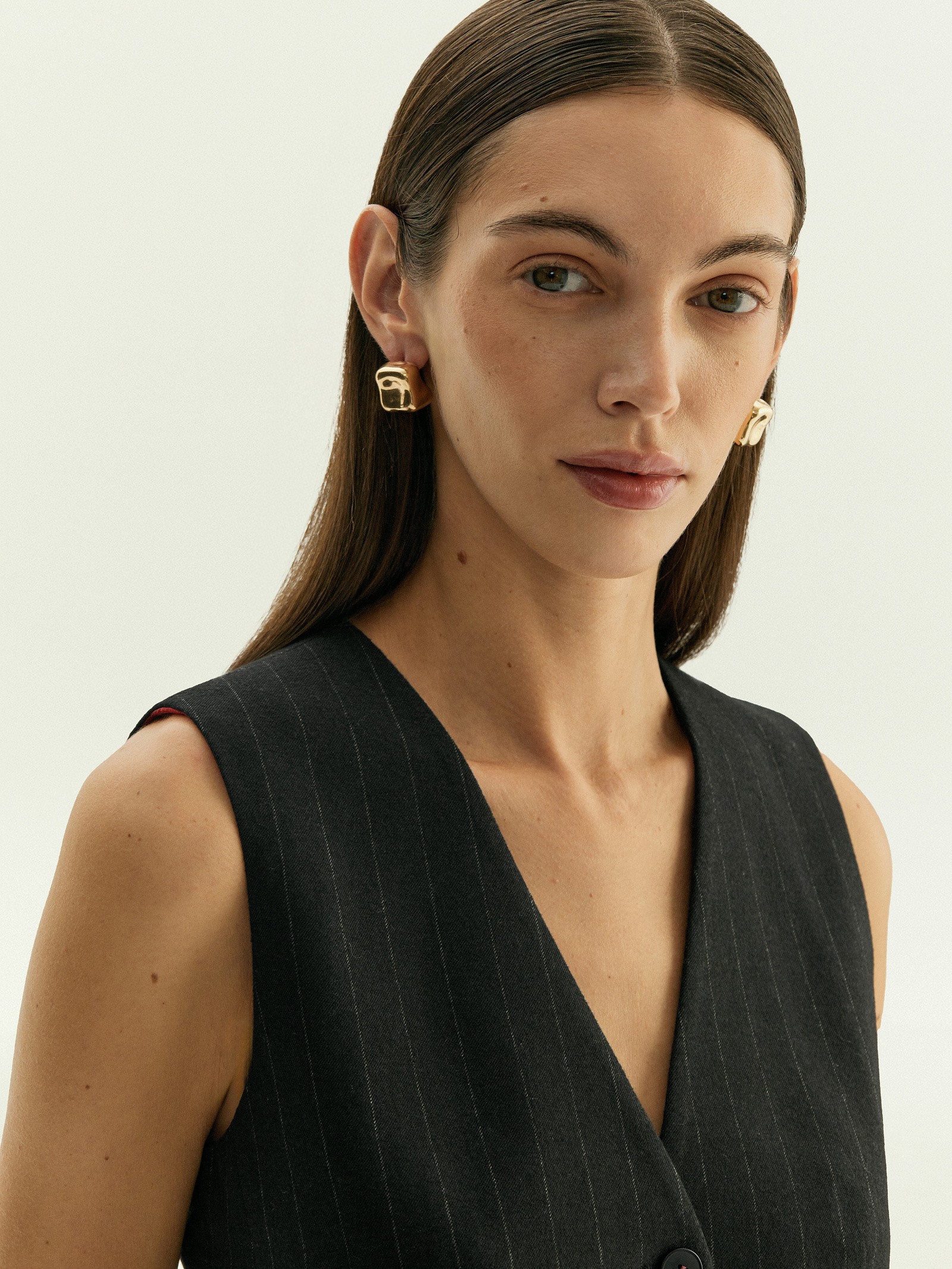 Жилет приталенного кроя