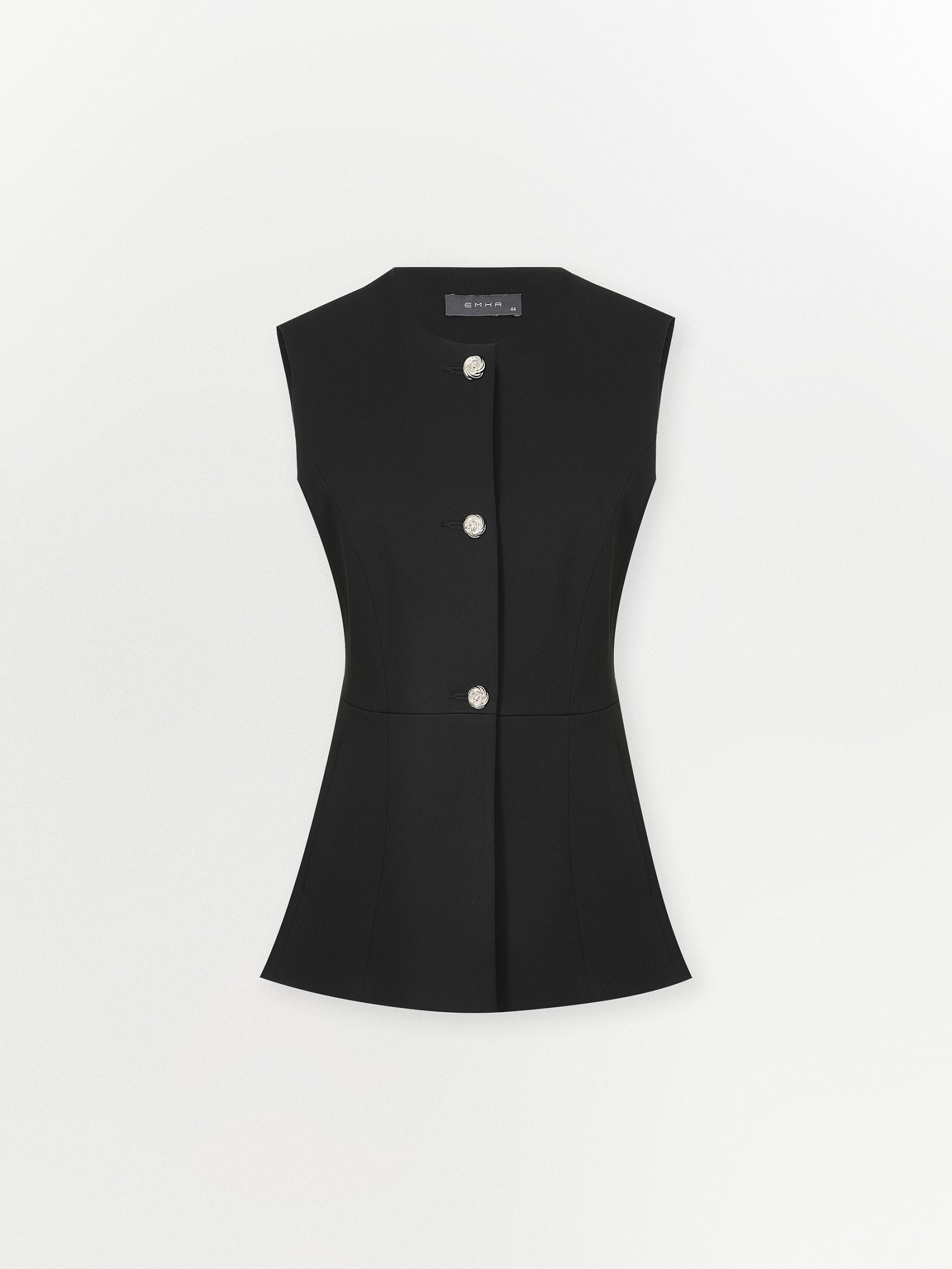 Жилет приталенного кроя