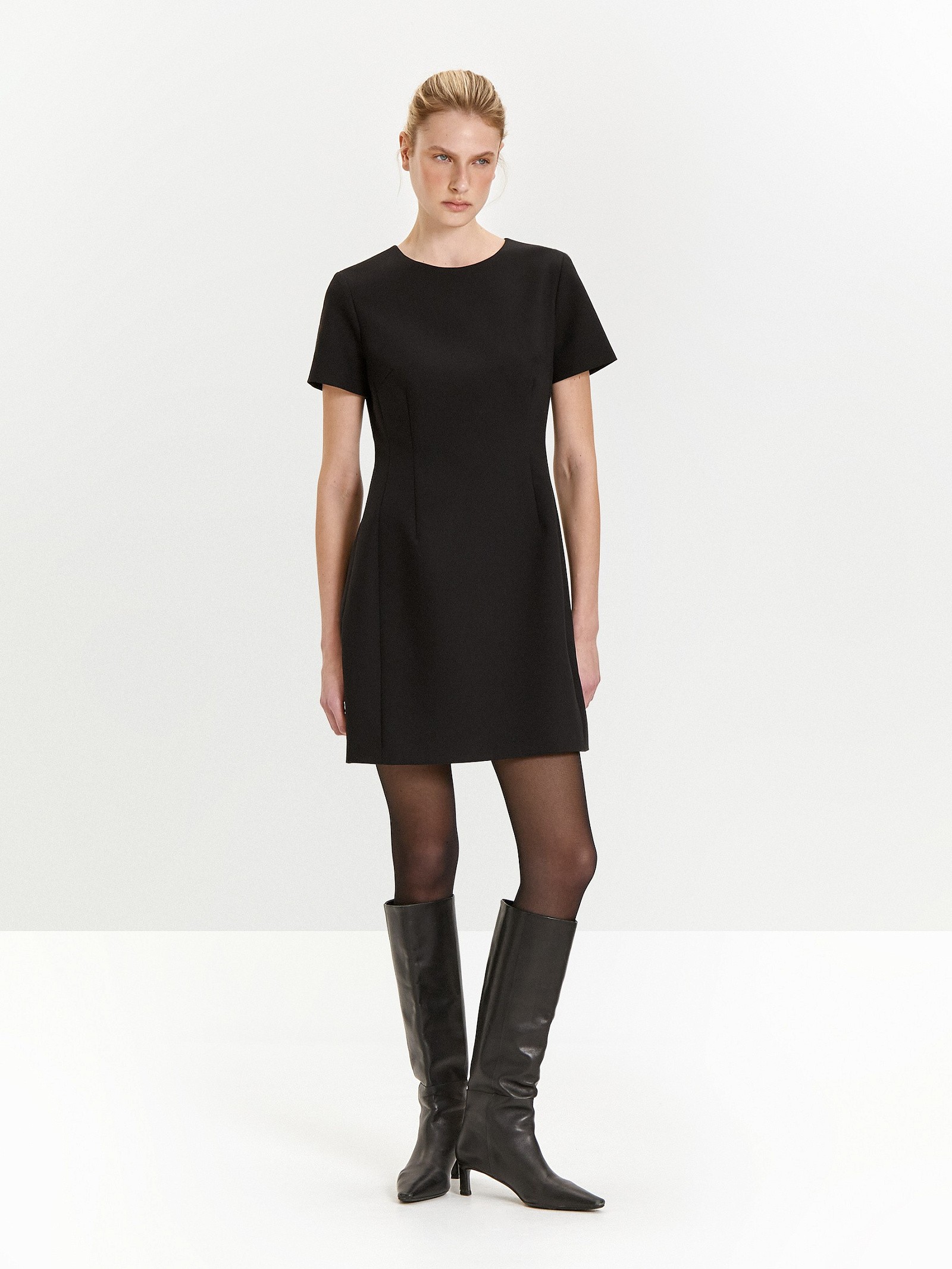 Платье приталенного силуэта