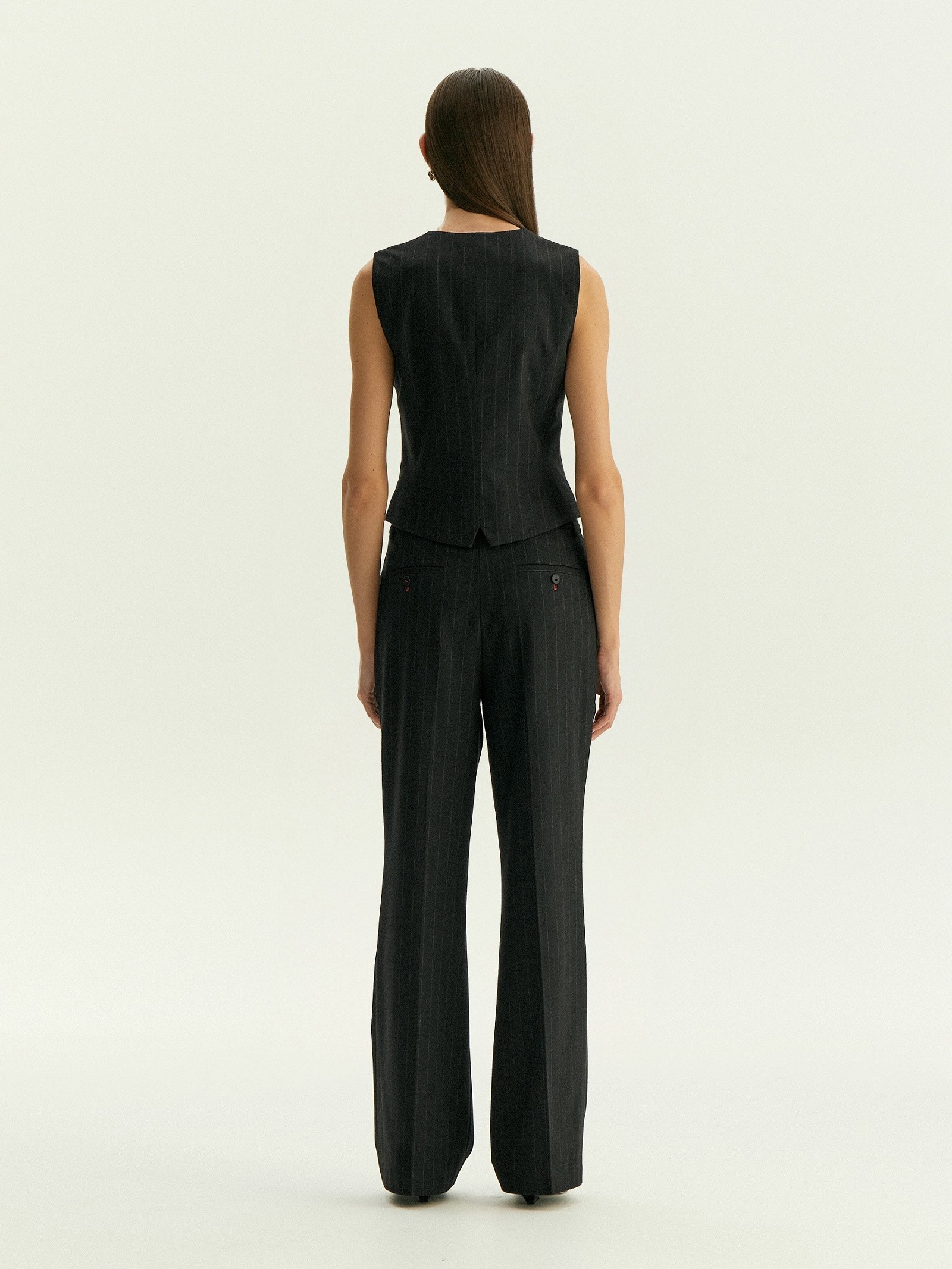 Жилет приталенного кроя