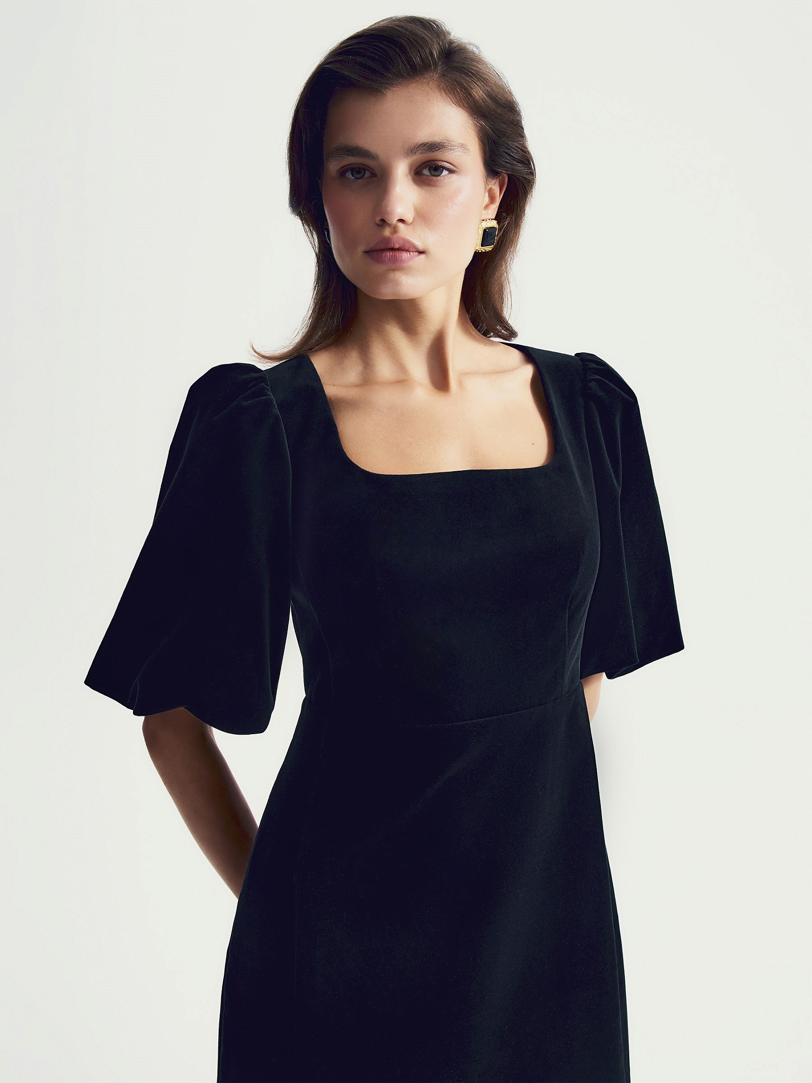 Платье с объемными рукавами