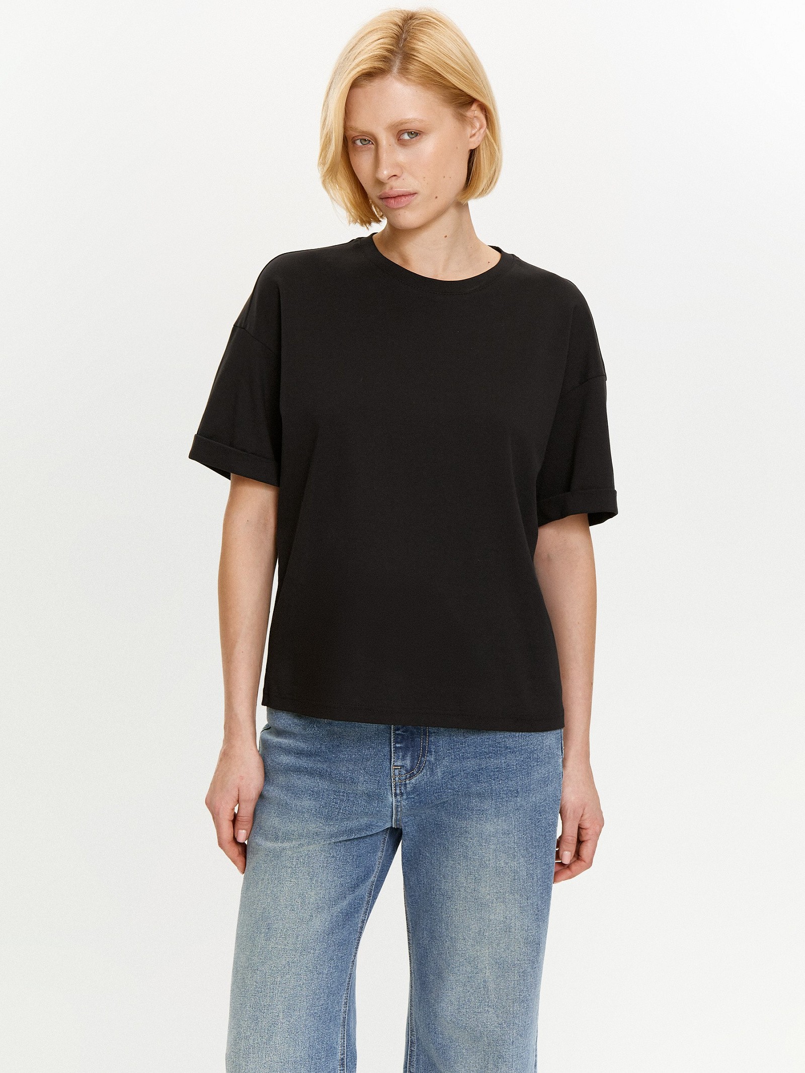 Футболка со спущенным плечом