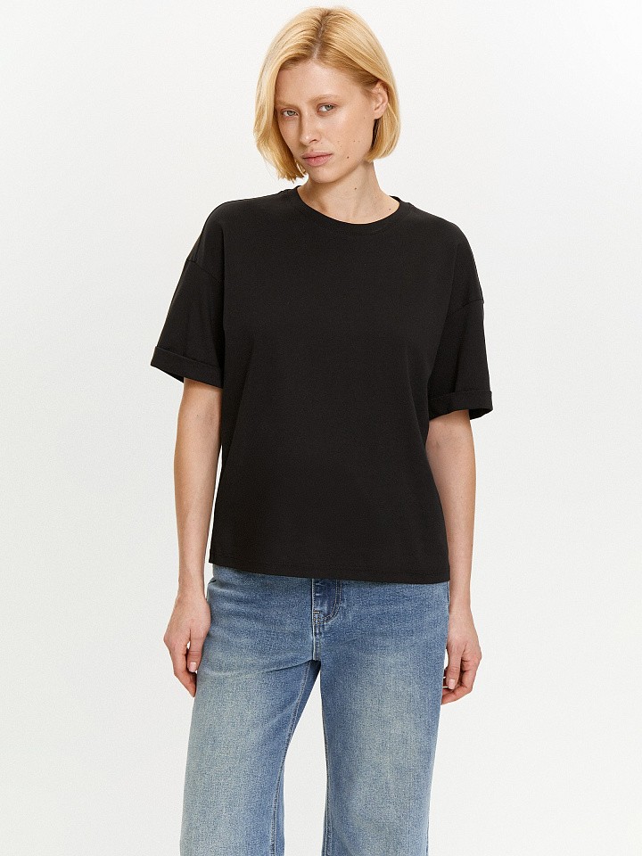 Футболка со спущенным плечом