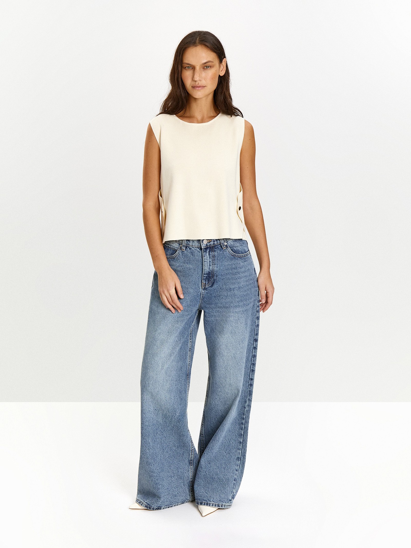 Жилет с акцентными пуговицами